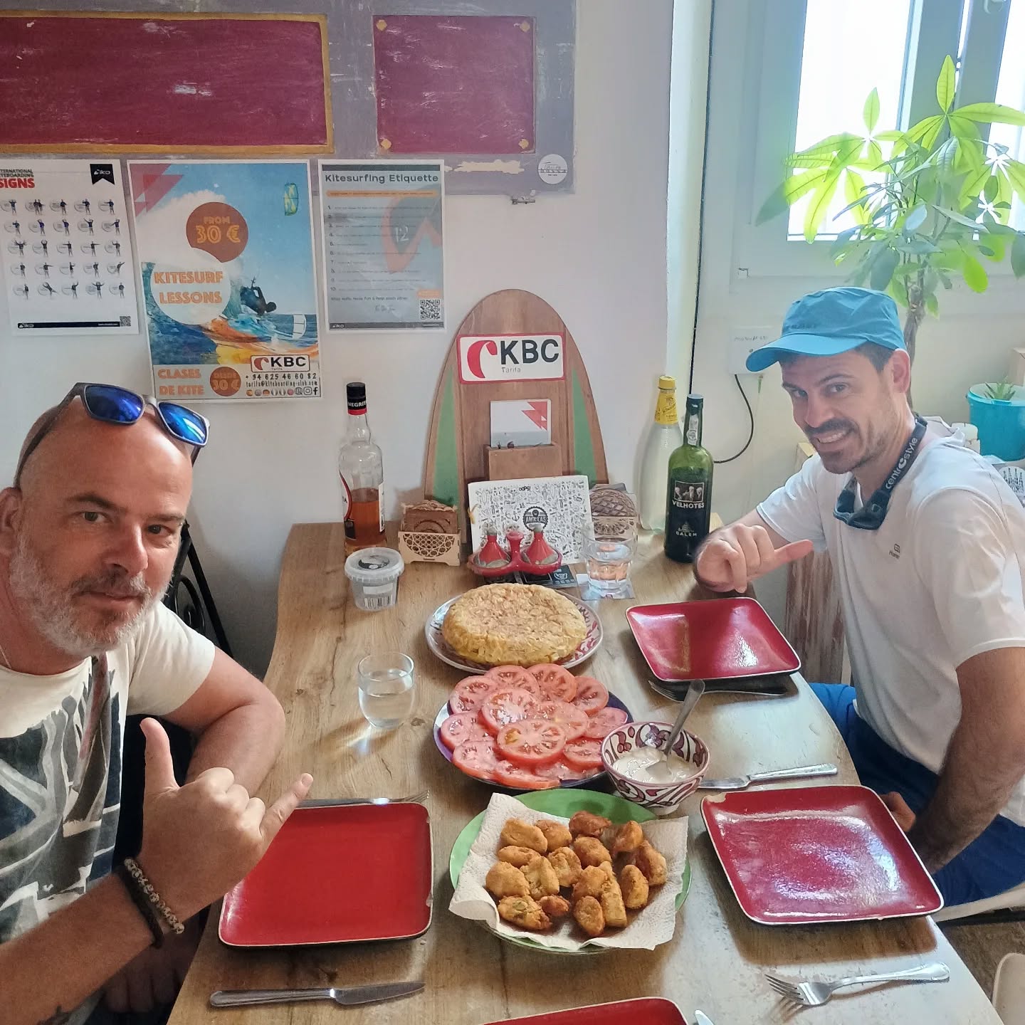 Very sociable wind - coming this afternoon - so giving us time for a classic Spanish lunch at the Kite House 😋🤤
#kitecamps #tortilladepatatas #spainonafork #kitesurfholidays #Tarifa
