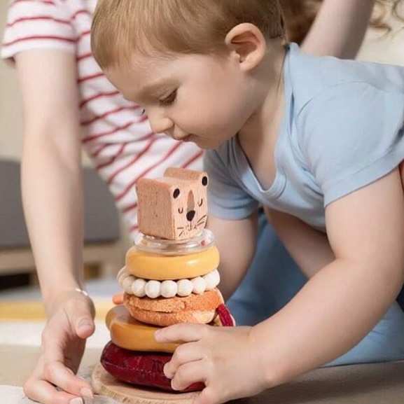 📣 Nueva torre sensorial de leoncito 🦁 está hecha para acompañar los primeros descubrimientos de tu bebé con texturas suaves, sonidos mágicos 🎶 y muuucho amor.
Cada anillo tiene una sorpresa diferente: madera, telita, cuentas… ¡y una cabecita adorable que los invita a apilar y reír! 🦁
Perfecta para estimular la motricidad, la curiosidad y el juego libre desde los 6 meses 👶💛
¿Lo mejor? Se ve hermosa en cualquier rincón de su cuarto (sí, hasta como deco) 🛏️
Hay juguetes que no solo entretienen… también conectan ✨
Ya está disponible en nuestra tienda online 👇🏻
🛒 www.kailu.mx
✨ Guarda este post si tienes un bebé en casa (o si estás armando el regalo perfecto)
#TorreSensorial #NuevoEnKailú #JuguetesDidácticos #BebéEnCrecimiento #KailúBaby