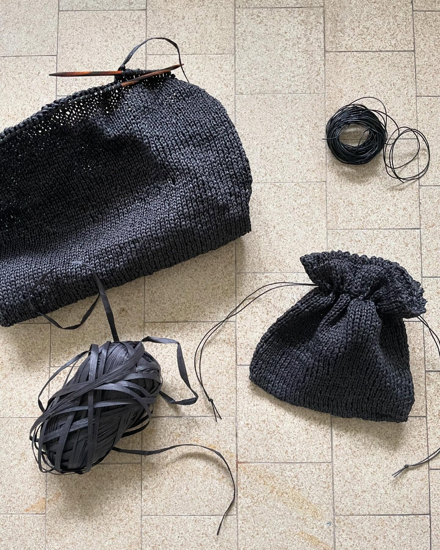 Sommertaschen können auch ohne Sommertemperaturen gestrickt werden – zum Glück.
Bei der kleinen fehlt noch der Träger, und die große Variante ist auch schon auf gutem Weg.
Gestrickt wird mit Raffia von DMC. Und es gibt noch weitere schöne acht Farben – nicht nur Schwarz.😉
Die Anleitung sollte vor der Auffahrt fertig sein, dann könnt ihr sie hoffentlich schon bald zusammen mit euren Sommerkleidern austragen.💐
#fibreatelier #fibreatelierpattern #dmcraffia #summerknittingproject #summervibes