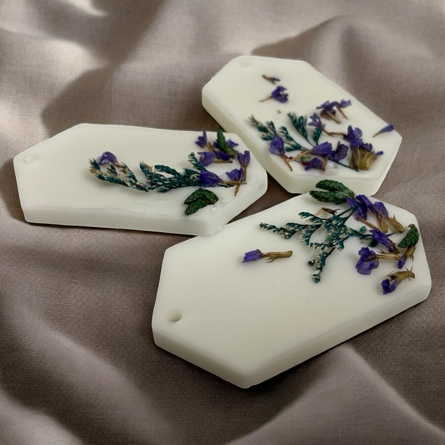 “Fragrance meets artistry in the smallest of details.”
Introducing our handcrafted wax sachet collection—each piece designed to bring not just scent, but a story to your space:
• Coastal Shells – A white base adorned with natural seashells and dried petals for those who carry the calm of the sea in their soul. 🐚
• Ocean Dream – Starfish, pearls, and beachy vibes on a soft blue canvas. A tropical escape in wax form. 🌊
• Rose Garden Blooms – A romantic touch with dried florals in deep reds and pinks. Soft, nostalgic, and delicately scented. 🌹
• Lavender Fields – Pure relaxation with real dried lavender and greens. Perfect for calming corners and peaceful moments. 🪻
• Pastel Blossom Trio – Blush pink, baby blue, and ivory wax sachets sprinkled with glitter and hydrangeas—elegant and effortlessly charming. 🌸
Hang them in your wardrobes, drawers, or workspaces—or gift them as thoughtful tokens of handcrafted love. 🧡
DM to order 💌 | Custom scents & colors available
#WaxSachets #HandcraftedDecor #VeraHandicraftStore #SoyWaxCreations #FragranceArt #HomeStyling #GiftingIdeas #ArtInDetails #fyp