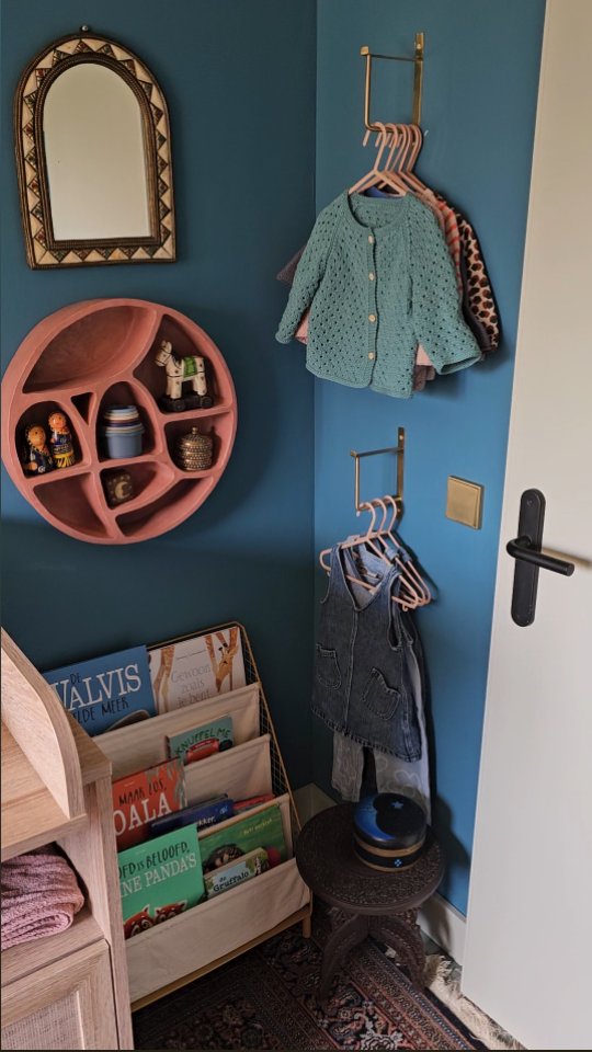 Soekie's kamer in 30 seconden! Je bent gewaarschuwd voor draaierigheid 😋 Uitgangspunt voor dit kamertje is het Perzische tapijt van mijn oma geweest, gekoppeld aan een duizend-en-een-nacht thema. De meeste kleuren in de kamer komen terug in het tapijt. De meest duidelijke is het blauw op de muur (ja dat kan ook voor meisjes). Op het plafond zit behang met een prachtig wolkenpatroon. Dat komt terug in de gegolfde randen van Soekie's bed en de baldakijn, en de mooie wolklamp aan de muur. Verder heb ik veel verschillende texturen en materialen gebruikt zoals hout, metaal, jute (de vloerlamp) en waterhyacint (het wandrek). Ik ben alleen nog niet helemaal tevreden over de gordijnen. Die staan denk ik beter op Nowa's kamer en Soekie krijgt dan gordijnen met een soort oudroze-rode kleur. En dan is dit kleine maar heel fijne kamertje zo goed als af 💖 Hoe vind je het geworden? Wil je weten waar iets van is, vraag het gerust!
#interieur #babykamer #kinderkamer #tmarksthuis