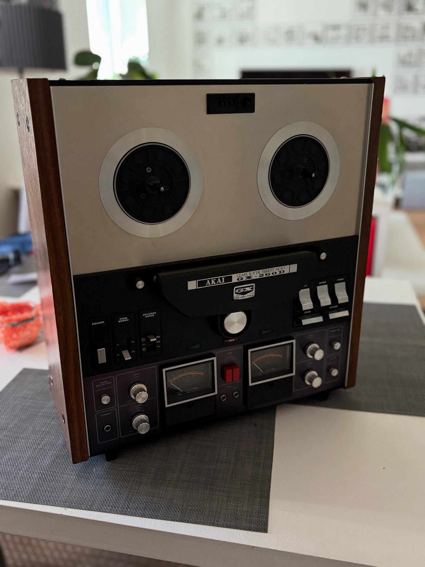 Ein neuer Reparatur-Kandidat ist eingetroffen. AKAI GX-260D. Leider muss das tolle Gerät noch etwas warten, aber eins steht fest: Es wird ne Menge Arbeit werden…
#vintageaudiomd #vintageaudio #vintageaudiorepair #vintagehifi #vintagerepair #vintageaudiolove #doıtyourself #hifiaudio #audiophiles #classicaudio #vintagestereo #akai #audiophil #stereophile #taperecorder #midcenturylove #midcenturystyle #tapelovers #oldschoolaudio #oldschoolmusic #retrosound #vintagesound #tapes #tapedeck #reeltoreel #audiofreak #retro #vintage #akaigx260d