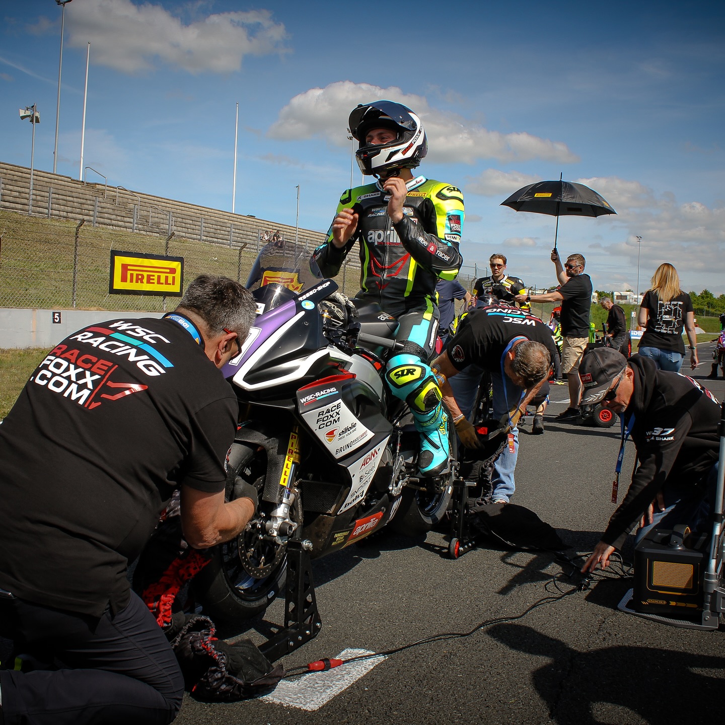 Startaufstellung & Momente aus dem 1. Lauf in Oschersleben
.
Starting grid & moments from race 1 at Oschersleben
.
#idm #idmsportsbike #aprilia #apriliars660 #wscneuss #wscneussracing #racefoxx #apriliaracing