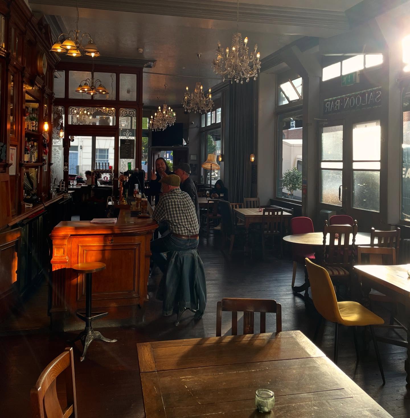 The Golden Lion living up to its name during golden hour ☀️
#pub #camden #londonpub #drinks