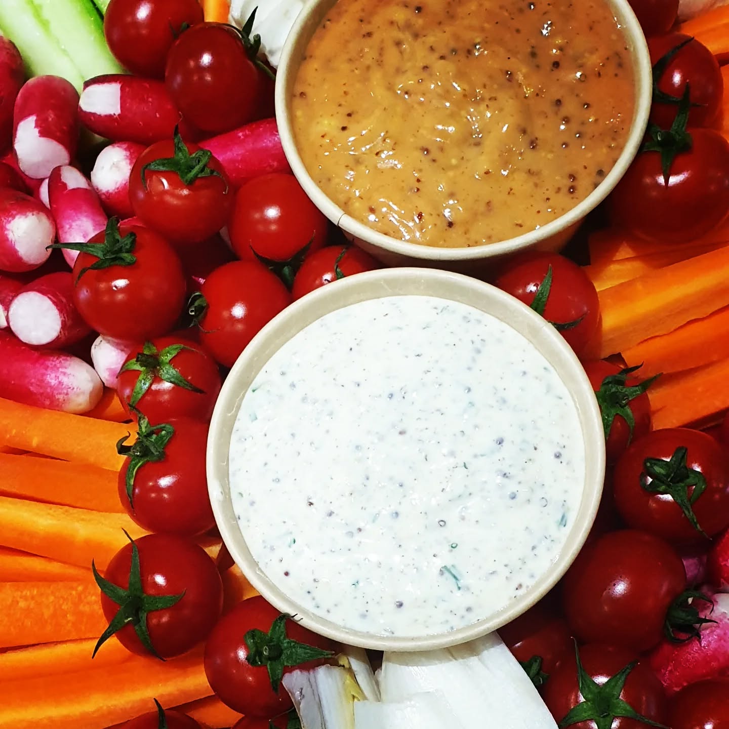 ON ME VOIT. ON ME VOIT PLUS. ON ME VOIT PLUS ON ME VOIT. 😎
Entre les vacances scolaires d'avril et les ponts de mai, on a tout de même pû passer de chouettes moments !
1. 2. 3. 4. 5. 6. Prestas traiteur pour les entreprises : petit dejeuner helathy, inauguration, déjeuner gourmand pour remise de prix...il y en a eu pour tous les goûts ! 😋
Plateau de crudités locales avec ses petites sauces maison (sauce légère aux fines herbes et à la moutarde, sauce cocktail) / damiers de verrines sucrées / roulés de galettes de sarrasin (jambon supérieur, mozza di Buffala AOP, basilic), carrés de tortilla espagnole, tourbillon de mini muffins sucrés...
7. Le retour du soleil et des déjeuners en terrasse 🌞
8. Le passage de la team @bleublanccoeur, asso dont je suis ambassadrice. On vous a prévu un très chouette contenu pour vous réexpliquer la démarche...à découvrir cet été...💙
9. L'atelier d'écriture animé par la douce et talentueuse Hélène @abclivre autour du thème des étoiles 💫
10. La transmission dès le plus jeune âge avec cet atelier brioche à la journée que j'ai animé pour la classe de petite section de maternelle de mon fils ! Des instants incroyables qui se sont transformés en souvenirs 🍞
11. L'addictive friture choco-noisette de chez @choc.hola que vous avez pû retrouver sur vos plateaux la semaine de Pâques 🍫
On vous attend 😙
.
.
.
.
.
.
.
#traiteur #terrasse #paques #nantesmaville #transmission #cuisine #cantine #desserts #brioche #atelierecriture #passionchocolat #petitchef #printemps #soleil #restaurant