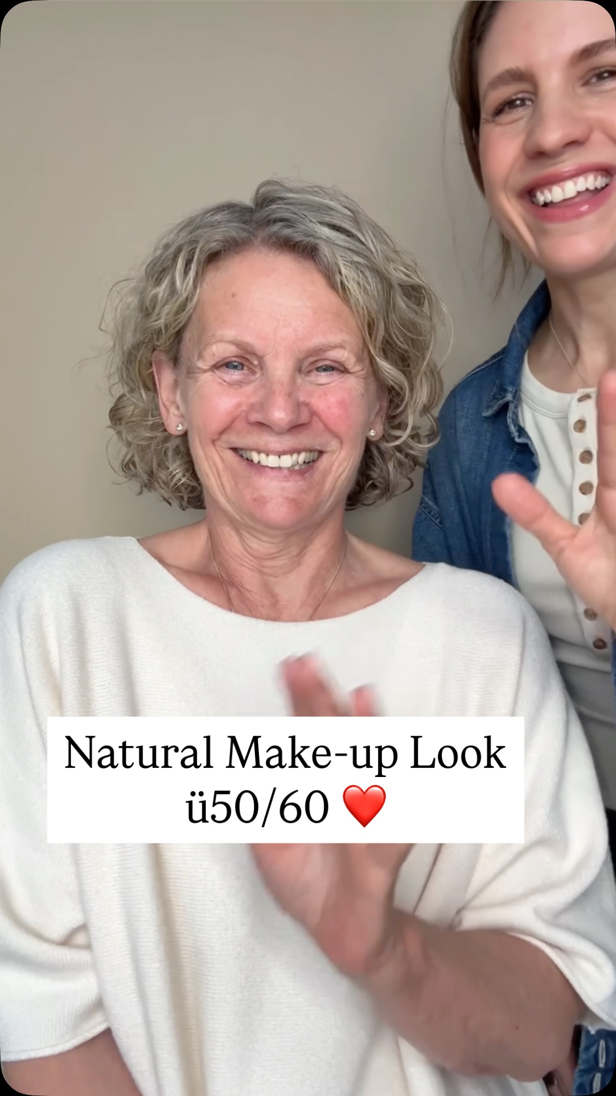 Beauty has no age ✨🤍 Natural Make-Up Look 50/60 +
Meine Mama ist für mich eine der allerschönsten Frauen, die ich kenne- Innen und Außen🫶🏻♥️✨. Schon oft war sie hier zu Gast in Videos und ich möchte euch heute mal wieder einen super natürlichen Look zeigen, der einfach frisch und strahlend aussieht.😌
In den letzten 7 Jahren habe ich immer wieder so tolle, wunderschöne Frauen im Studio sitzen gehabt jeden Alters- über 50, über 60, über 70. Viele waren teilweise verunsichert, wenn es um das Thema Make-Up ging. Es kamen zum Beispiel Sätze wie: ‚Bei mir kann ich eh nichts mehr so richtig machen‘ oder ‚Ich mache lieber gar nichts, dann kann ich nichts ‚falsch‘ machen‘ - weil sich ein paar Dinge vielleicht etwas verändert haben. Die Haut, das Gesicht, Konturen. Was aber bei allen immer da ist, egal ob mit oder ohne Make-up, war die Ausstrahlung und natürliche Schönheit, die jede Frau einfach in sich hat- unabhängig von irgendwelchen Idealen.❤️ Das ist das kleine Lächeln, Sommersprossen, das Funkeln in den Augen, eine besondere Ausstrahlung. Und das einfach mehr hervorzubringen: nicht zu ‚kaschieren‘, sondern die Besonderheiten mit wenig Produkt ein kleines bisschen mehr zum zum Strahlen zu bringen- das lieb‘ ich jedes Mal aufs Neue ❤️.
Weniger ist mehr: Statt Foundation ein Skin Tint, gezielt Concealer und Corrector einsetzen, den Augenbrauen Kontur geben und vor allem etwas Frische durch Blush, Bronzer und einem soften Lippenstift.✨
Und: Ich liebe ja immer wieder den Effekt der Wimpernzange um das Auge zu öffnen- das Einzige, was Mama wohl nie umsetzen wird 😅🫠
Produkte aus dem Video:🩷
@iliabeauty Skin tint ST10
@ereperezcosmetics Color corrector Tres + Dos
@rmsbeauty Hydra Bronzer ‚beachwalk betty‘
@kjaerweis Cream Blush Lovely
@kosas Brow Pencil Taupe + Hotliner in Mega
@iliabeauty Lip Sketch Pink Door + Lipstick in Roccoco+ braune Mascara before Dawn
@und_gretel_cosmetics Imbe Powder Rose @jacksbeautyline Taupe lidschatten + dunkelbraun als Eyeliner
Liebe Mama, danke dass du dich immer wieder vor die Kamera traust und dich hier zeigst - auch wenn du es manchmal nicht ganz so liebst🫶🏻😉❤️
#beautyhasnoage #beautyinsideout
#naturkosmetik