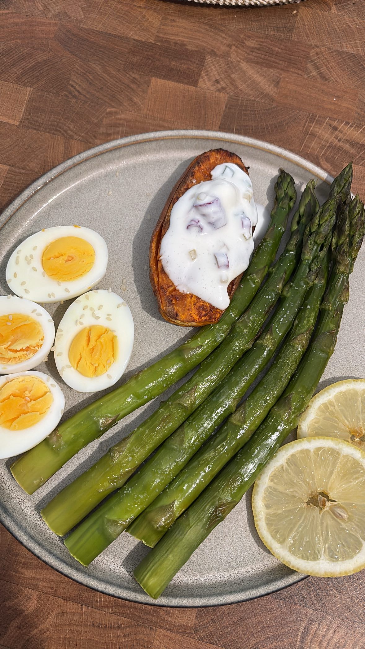 Tu galères toujours à comprendre comment équilibrer ton assiette sans avoir à tout peser ? 🤔
Repère toi au visuel ! 🍽️
➡️ 1/4 de l’assiette de protéines maigres : volailles, poissons, œufs, tofu…
➡️ 1/4 de l’assiette de féculents complets ou légumineuses : riz, pâtes, patate douce, lentilles….
➡️ 1/2 assiette de légumes (fibres) crus et/ou cuits !
MAIS ! N’oublie pas les lipides 🥑🫒
➡️ 1 c. à soupe d’huile d’olive, 1/2 avocat, l’équivalent d’une petite poignée de noix ou graines !
Pour le dessert, adapté selon ton niveau de faim/rassasiement : yaourt, fromage blanc, fruit, compote, carré de chocolat… 🥝🍫
Et si tu consommes un repas type quiche, lasagne, chili.. alors compose ton assiette de manière raisonnable (sans blinder ton assiette au max) et adaptes avec toujours une source de légumes 🥦
Ces repères sont très généraux mais peuvent t’aider pour obtenir des repères dans l’assiette ! Chaque besoin est différent d’une personne à l’autre ⛹🏻♀️🧘🏼♀️🚶🏻♂️➡️
En cas de besoin spécifique, n’hésitez pas à demander conseil à un/une diététicien/ne 💁🏻♀️
Lea Cosi
👩🏻💻 Diététicienne nutritionniste
#nutrition #healthyfood #healthyeating #cleaneating #realfood #eatclean #healthy #healthylifestyle #fitness #gym #fit#motivation #fitnessmotivation #fitfam #training #wellness #healthylife #homemadefood #healthyrecipes #mealprep #healthybreakfast #healthylunch #healthydinner #foodie #instafood