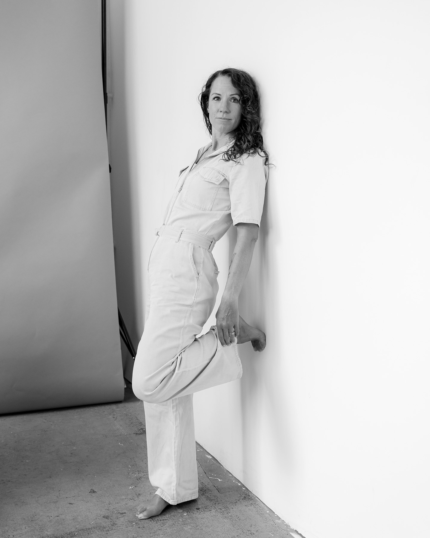 Nadine im Studio 🫶🏽
Was gefällt euch besser – Schwarzweiß oder in Farbe?
Hast du Lust auf ein Fotoshooting, das ganz zu dir passt – mit oder ohne Farbe? Portraits, die dich, deine Marke und deine Persönlichkeit authentisch zeigen 📸
Ob kreativ, bunt oder ganz clean: Deine COLORFUL PORTRAIT SESSION wartet schon auf dich!
✨ Jetzt Termin sichern & sichtbar werden.
#PersonalBrand #ColorfulYou #PowerfulWomen #BuntePortraits #FeelTheColor #creativeportraits