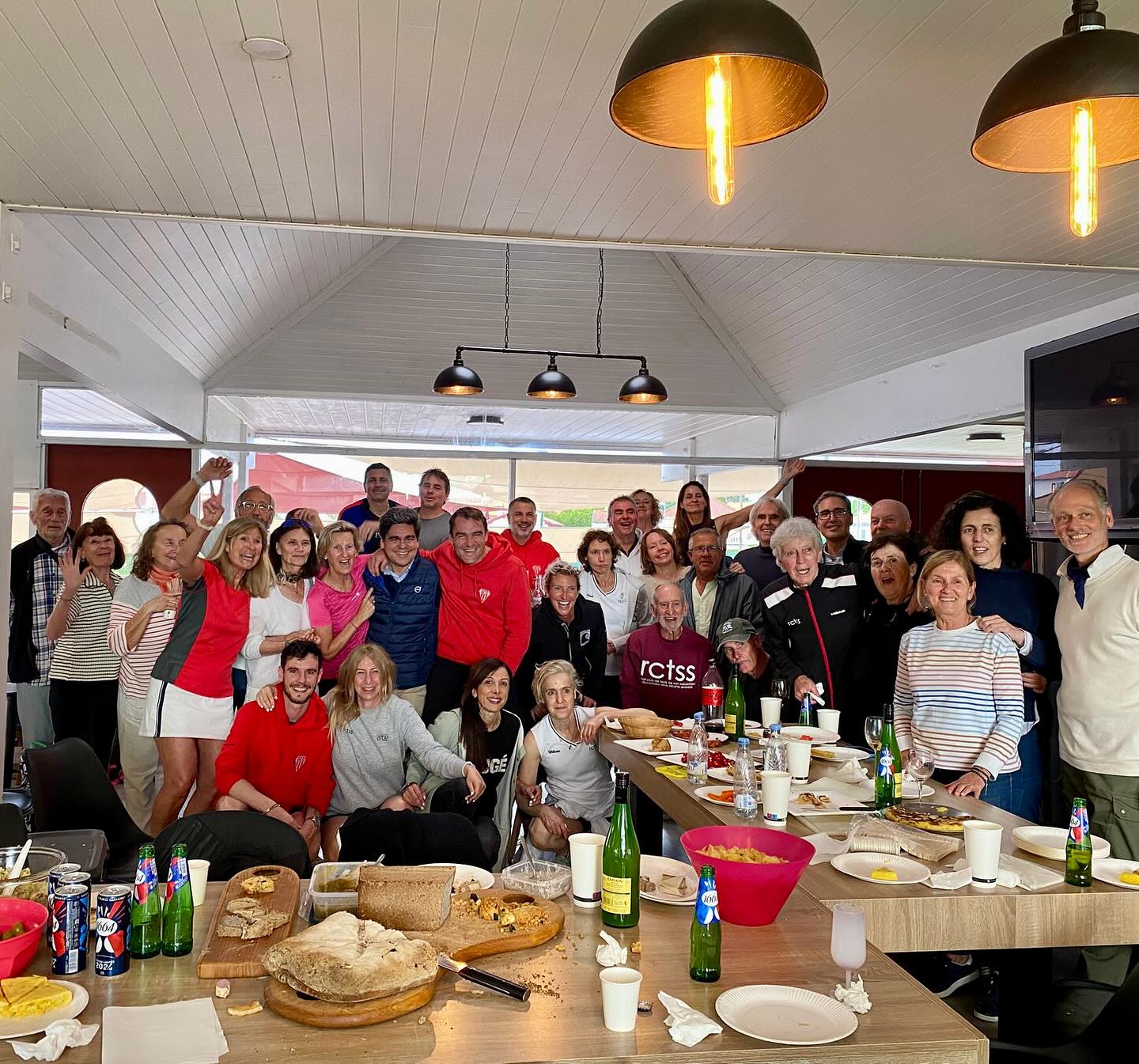 Une superbe journée d’échange et de partage, riche en coups droits et en Bandejas !
Ce samedi, nous accueillions nos amis du @rctss - Racing Club Tenis San Sebastian - au sein de notre club pour la manche retour. Cet échange est issu d’un partenariat entre nos deux clubs, celui-ci étant historique d’une centaine d’années, et remis en place par les deux présidents actuels, Jérôme et Juan.
Une belle initiative qui a fait des heureux et heureuses. Ce sont nos amis de Gipuzkoa qui repartent avec la victoire, 1 partout donc, après une victoire là-bas en décembre.
Un moment de partage s’en est suivi autour des saveurs de chaque pays dans une ambiance conviviale et amicale.
Une troisième manche sera prévue et nous vous attendons nombreux et nombreuses pour représenter le BO.
#tennis #botennis #bopadel #biarritz #biarritzolympique #padel #sansebastianespaña #sansebastian #rctss @rctss