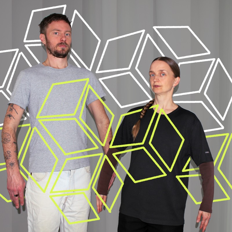 Missa inte premiären av föreställningen "Breaking Facade"
Plats: SITE Black Box, Mårbackagatan 5C, Hus H, 123 43 Farsta
Datum & tid: 23:e maj kl.16:00-17:30 och 19:30-21:00
Breaking Facade är ett utforskande av formatet ’åskådad deltagarkultur’. Enstaka deltagare möter två scenkonstnärer på scen framför en publik.
Föreställningen är som ett koreografiskt ’choose-your-own-adventure’, där deltagarens kroppsspråk och agerande kommer tolkas som val för vilka scener som kommer presenteras och hur dom lekfullt utvecklas tillsammans med scenkonstnärerna.
Verket innehåller fler scener än som är möjligt att presentera under en föreställning. Varje föreställning formas unikt av deltagarnas val. Ibland leder deras val föreställningen till upprepande scener som lyfter fram nyanserna i deras handlingar. Vid andra tillfällen utvecklas föreställningen genom nya vägar till ovanliga och svårfunna, scener.
Verket rör sig i ett spirografiskt limbo och låter oss som publik se hur vi påverkas av kroppspråk, social status, inlyssnande och upprepande.
CREDIT:
Koncept, text och koreografi: @noahhellwig
Scenkonstnärer/performers: @lisenrut Lisen Ellard & @maxlucascarlsson Carlsson
Musik & ljud: Miranda Abrahamsson
Kostym och Scenografi: @dalija.acin.thelander Acin Thelander & Noah Hellwig
Ljus: Maja Lindström & Noah Hellwig
Scenkonstnärer som varit delaktiga i utvecklandet av projektet: Inga Gerner Nielsen & Victor Malmberg Vejle.
Administration: Smart Coop
Utvecklat under residens hos: Bora Bora Theatre, Södertörn University & Huddinge Kommun, Konstnärsnämnden & Danscentrum Syd och Gula Villan.
Med stöd från: Stockholm Stad, Konstnärsnämnden och SITE Sweden.