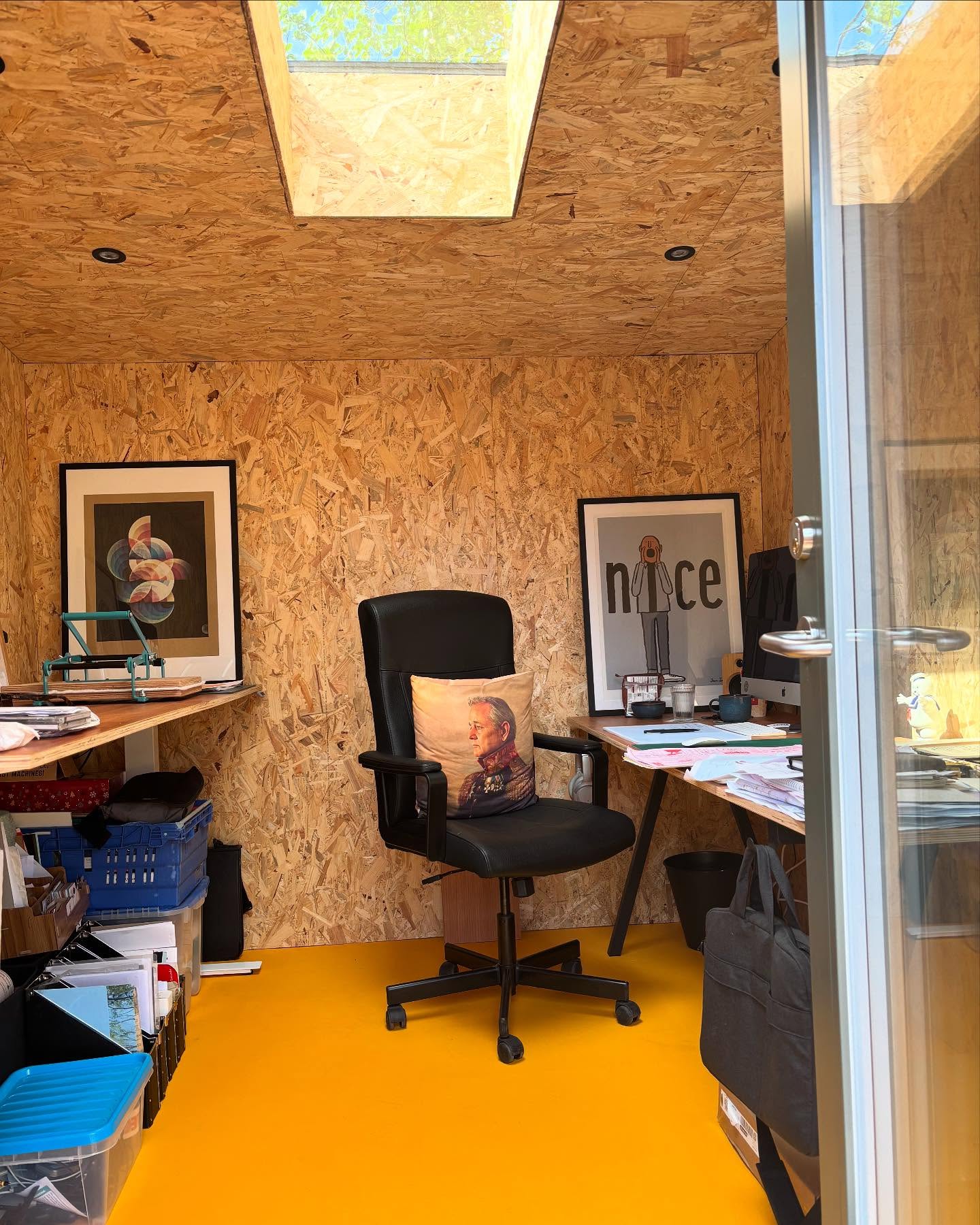 Today is ‘move in day’ and the sun is shining on the new garden studio… happy day! 🌞