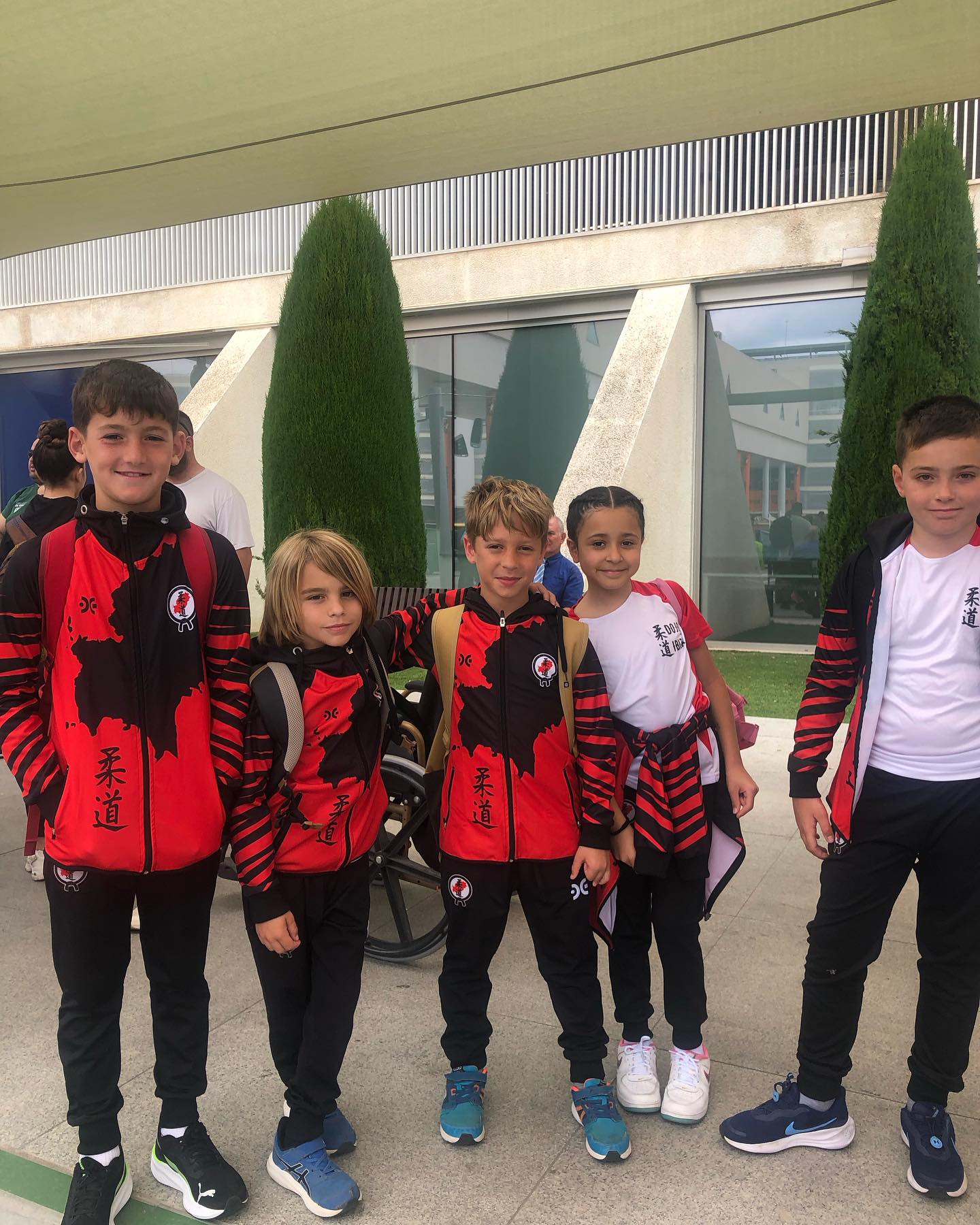 Ayer nuestra joven cantera se puso a prueba en el cto de Baleares Promesas (benjamin y alevin) una competicion con mucho nivel que asegura el futuro del judo balear. Enhorabuena a todos los participantes por su buena actuacion. Para nuestros 5 representantes estos fueron los resultados:
Xavi Rueda benjamin -26kg 🥇
Ian Salazar benjamin -47kg 🥈
Luisana N. López benjamin -30 kg 🥈
Noé Rivas benjamin -30kg 🥉
Pedro Martin Alevin -38kg 🍫
Muchas Gracias tambien a la organizacion y sobre todo a los padres, madres y familiares que se desplazaron hasta Mallorca para animar y apoyar a nuestr@s campeon@s!