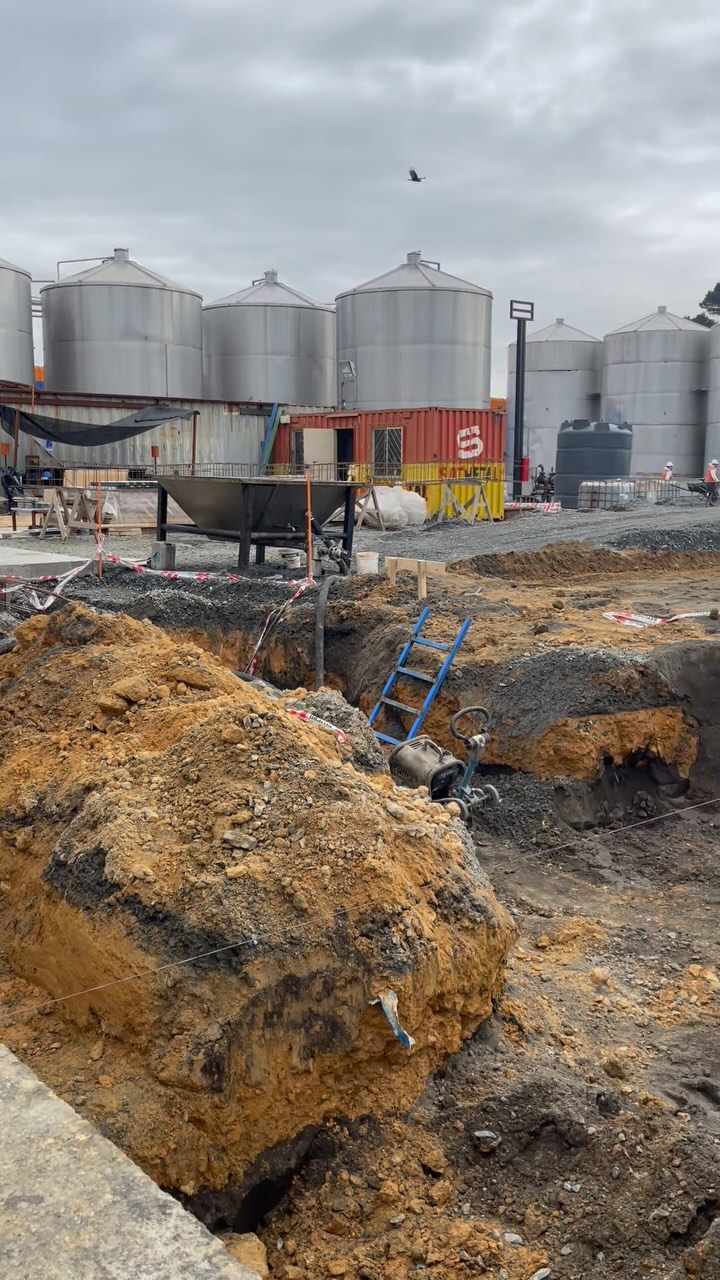 Visita de Obra | Planta OTEY GO, Coronel
Supervisamos el avance de las obras de instalación sanitaria y redes industriales en terreno, revisando excavaciones, trazados y medidas de seguridad.
Destacamos el compromiso del equipo en terreno por mantener los estándares constructivos y operacionales. Seguimos avanzando con foco en la eficiencia, seguridad y calidad.