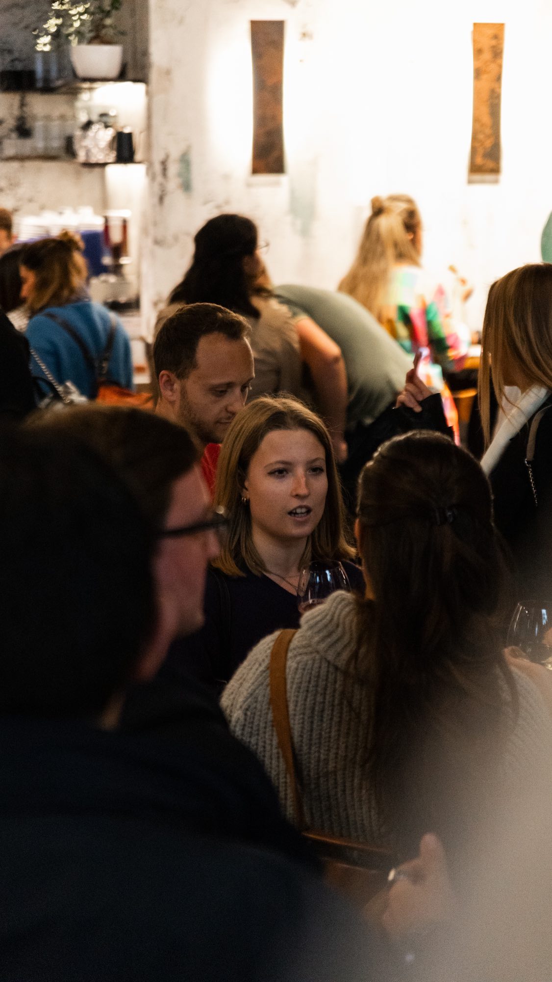 Rabarè ha finalmente avuto la sua inaugurazione ufficiale! 🎉
GRAZIE infinite a tutte le persone che hanno creduto in noi e che ci hanno supportato in questi primi mesi di #Rabarè ❤️
Adesso vi aspettiamo per venire a scoprire la nostra selezione di vini, signature cocktail e bevande NoLo! In accompagnamento alle proposte di snack e piattini della nostra cucina ✨
📍 Ci troviamo a Torino, dietro a Piazza Vittorio: in Via Maria Vittoria 58/H.
Siamo aperti dal martedì al sabato, dall’aperitivo a fine serata!
👉 Puoi riservare un tavolo sul nostro sito, ma avremo sempre un posto anche per le persone senza prenotazione.
#rabarè #piccoliassaggi #grandiingredienti #cucinacreativa #ristorantetorino #enotecatorino #bistrottorino #torino #coctailbar #nolo #vini #cocktail #snack #tapas #piazzavittorio