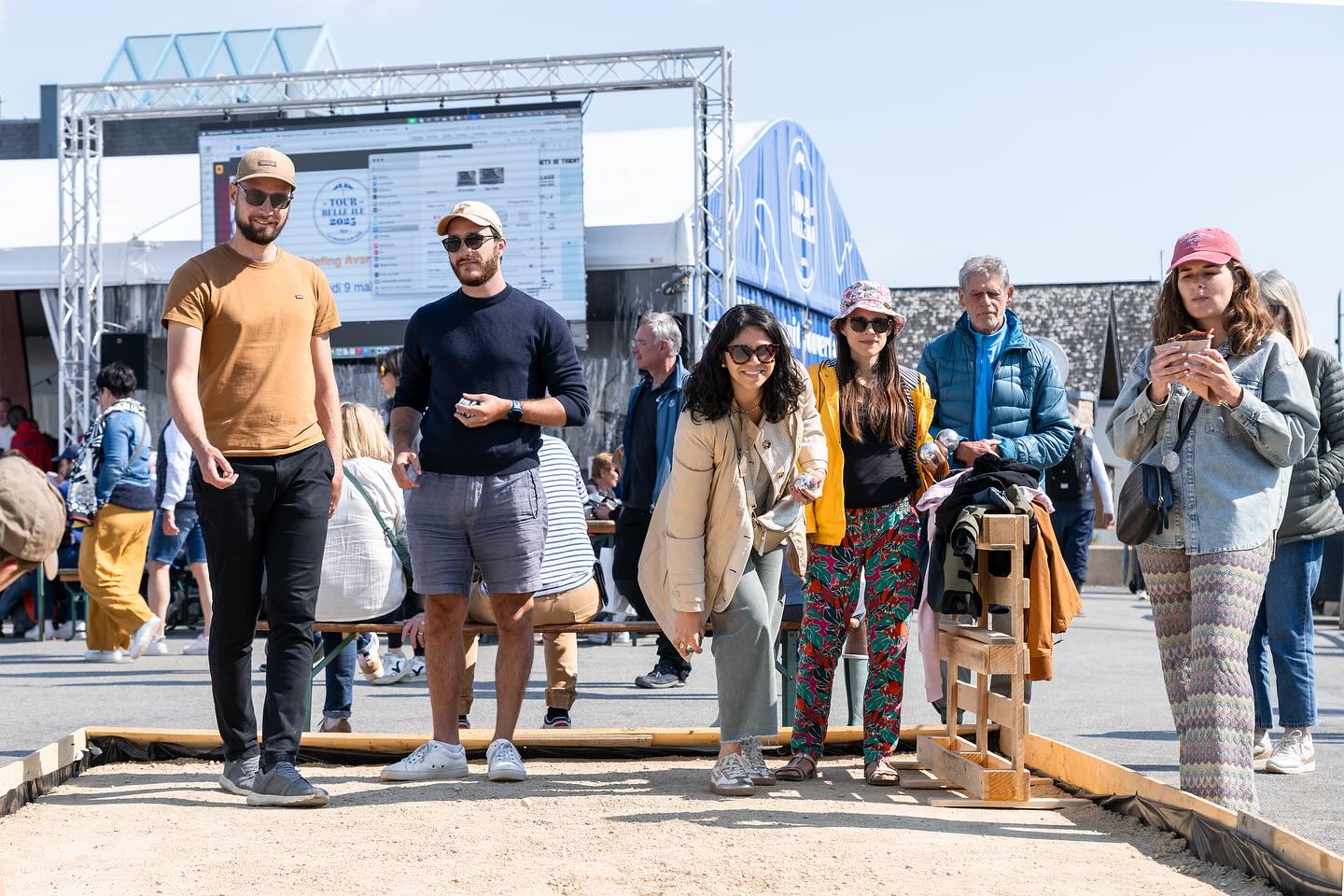 📸 Jour 1 ☀️
Soleil au zénith, fête au village, concerts live et animations pour tous…Le Tour de Belle-Île 2025 démarre en beauté à la Trinité-sur-Mer !
Merci à tous pour cette superbe première journée 💛
📸 Mathieu Rivrin