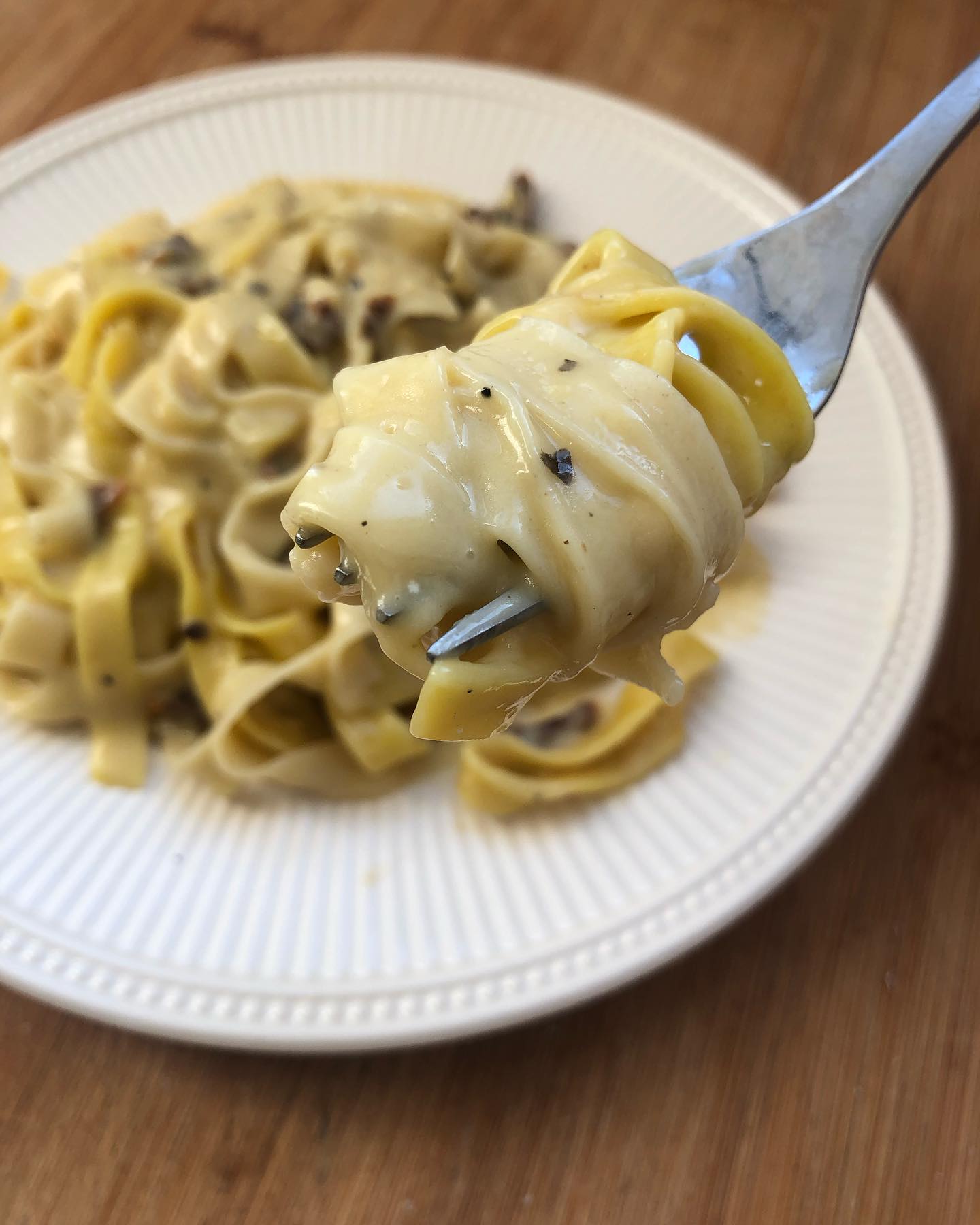 Cacio e pepe: homemade fettuccine, pecorino romano, black pepper and salted pasta water. Simple, yes. Easy, nooooo! The key is to get the temperatures and movements just right so that the magic of emulsion can happen. We like to whisk the grated cheese with a splash of starchy pasta water in a small bowl to get the process started, then gradually add to the pasta.
•
•
•
•
•
#freshpasta #pastafresca #homemadepasta #pastalovers #foodie #eattheworld #foodforthesoul #goodmoodfood #pastalover #feedfeed #italiancooking #onmytable #girlswithgluten #chosepasta #foryoupage #explore #workshop #pastatools #italiantools #brasspastatools #madeinitaly #cacioepepe #fettucine