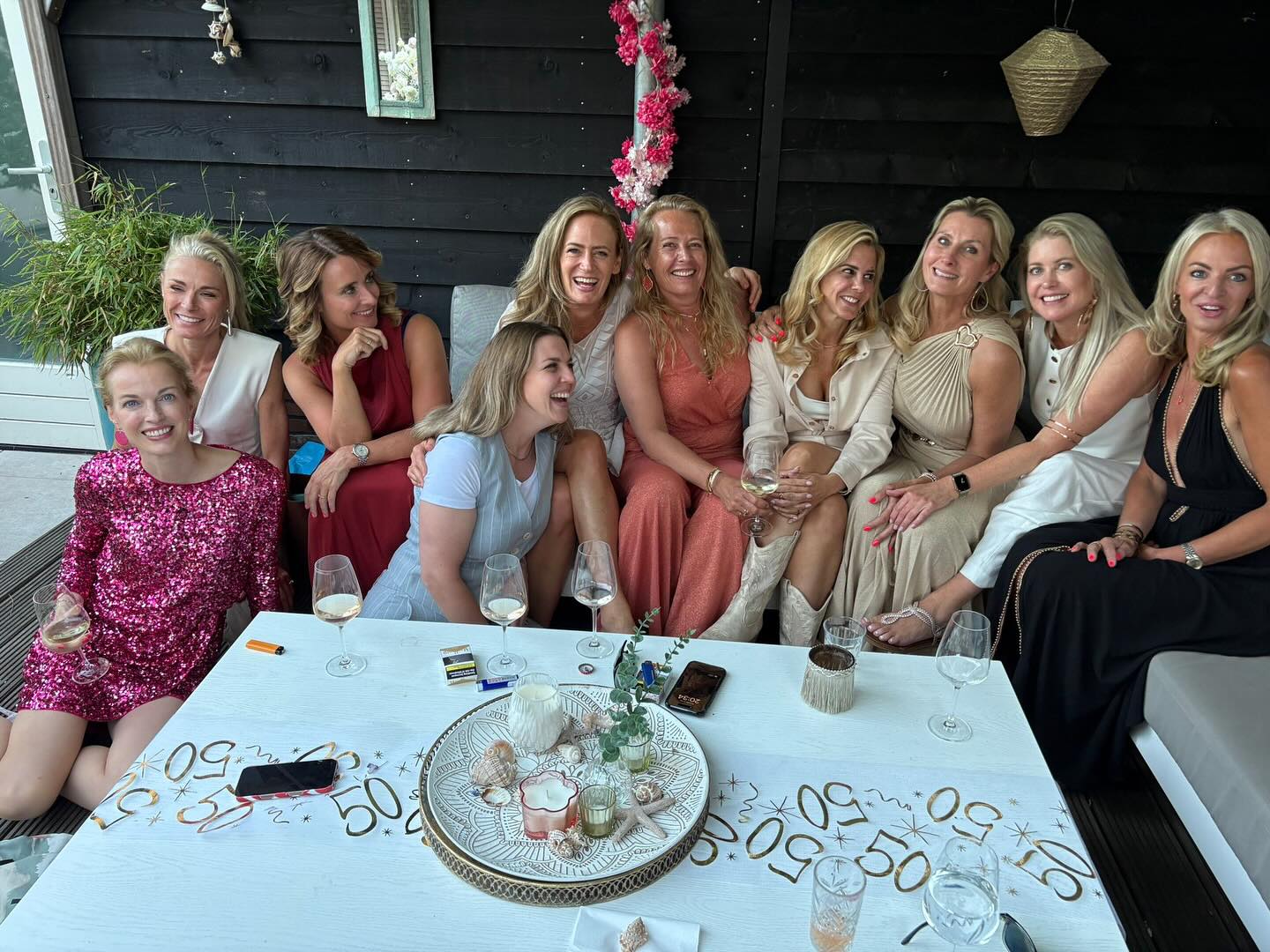 50 jaar. Dat moest gevierd worden.🥳
En hoe? Met een heerlijke groep vrienden en familie en mega lekker eten wat vers werd gekookt door een prive kok. Dat wilde ik al zo lang een keer doen. En nu was het het moment❤️.
Daarnaast had Jorden die gitaristen geregeld en die waren zo goed🎶
En als afsluiter ging Lainka een set draaien. En hebben we tot laat gedanst 🥳🥳🥳
Ik ben nog aan het nagenieten
En wat bof ik met zoveel lieve woorden en mooie kaarten en kadootjes die avond. Super waardevolle herinneringen voor de volgende 50 jaar😬😅👵🏻
💕💕💕💕💕💕
