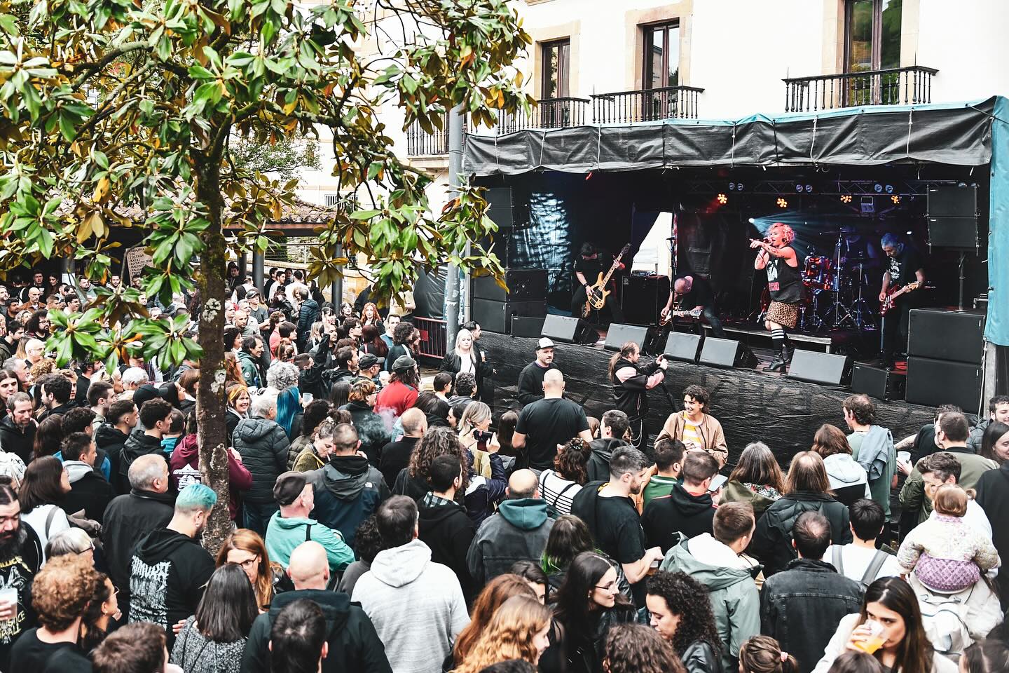 MILA ESKER ERMUA eta VERTIGO ROCK! 🔥🔥🔥
Itzel atzo Ermuan ospatzen den Vertigo Rock-en! Giro eta ikuslego aparta!
Eskerrak eman jaialdi hau aurrera ateratzen duen jende guztiari, hain era xumean egiten duzuen lanagatik. Baita gure kontzertura bertaratu zineten guztioi ere! Gora zuek!
¡Impresionante ayer en el Vertigo Rock que se celebra en Ermua! ¡Gran ambiente y público!
Agradecer a toda la gente que saca adelante este festival de una manera tan humilde. ¡También a todos los que os acercasteis a nuestro concierto! ¡We love you!
Hurrengoak/Siguientes
05/17 Donostia @ @dabadabass
06/06 Bergara @ Plaza (Jaiak)
06/20 Eibar @ Untzaga Plaza (Jaiak)
07/18 TBA (Jaiak)
09/05 Artea @ Plaza (Jaiak)
tickets www.kokein.com
📸 @eideriturriaga