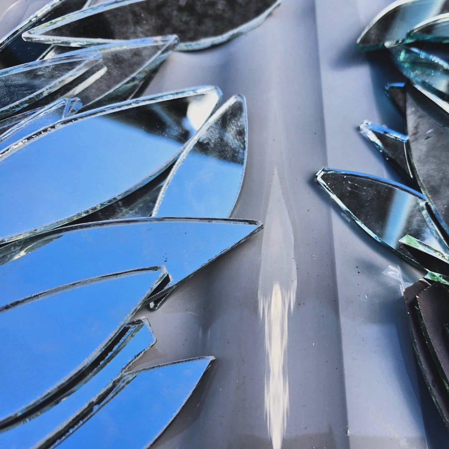 Here's a wee sneakpeek of another project I've been working away on behind the scenes. These are recycled mirrors that I cut and diligently ground the edges of, so the mosaic is perfectly safe when it's out on public display. I'm so delighted to once again be part of one of these projects - can anyone guess what it is?!
#mosaic #mirror #workinprogress #newproject #glass