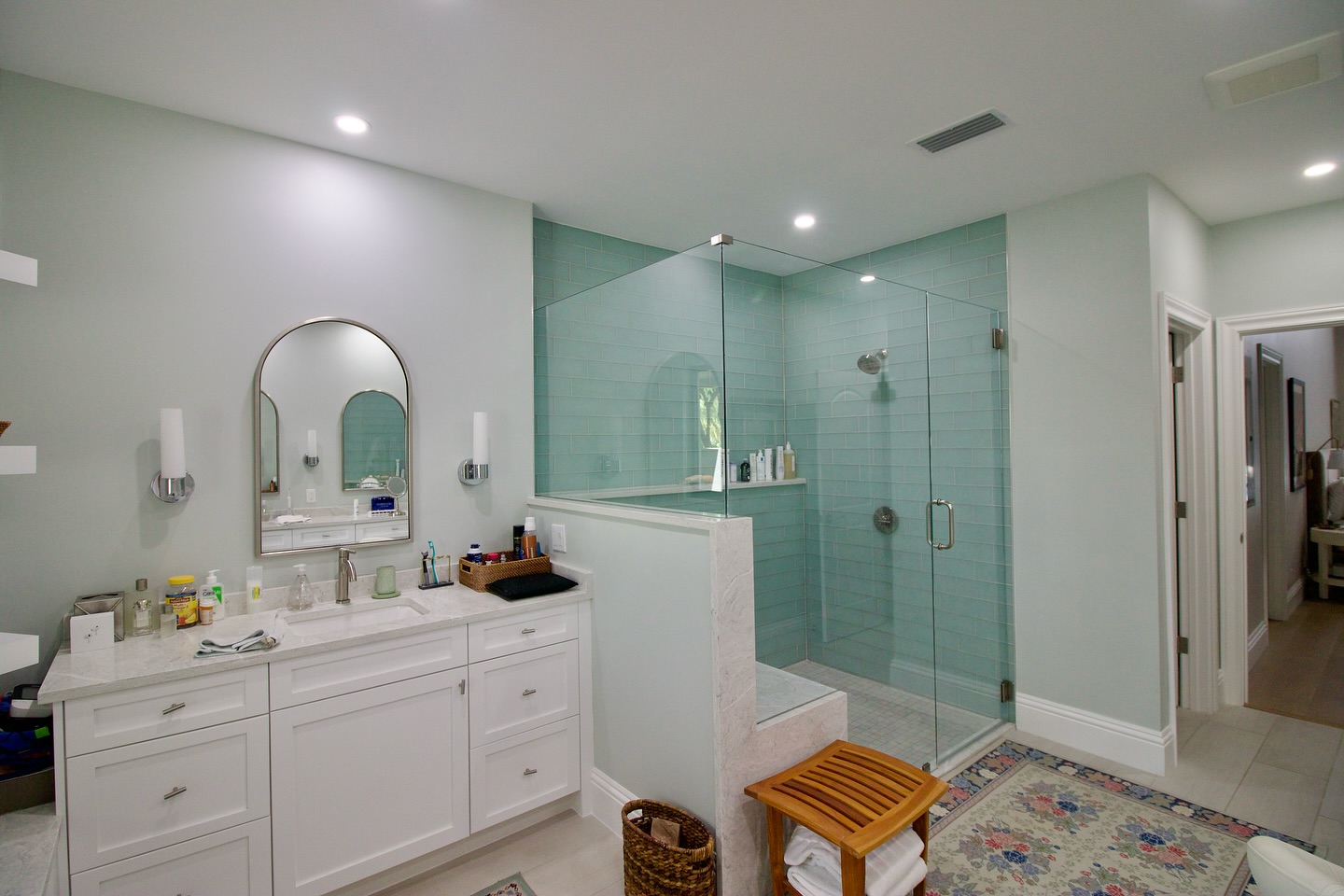Take a look at this beautifully renovated primary bathroom!✨
The true standout in this space is undoubtedly the shower tile, perfectly complemented by the cool-toned color palette. 🎨