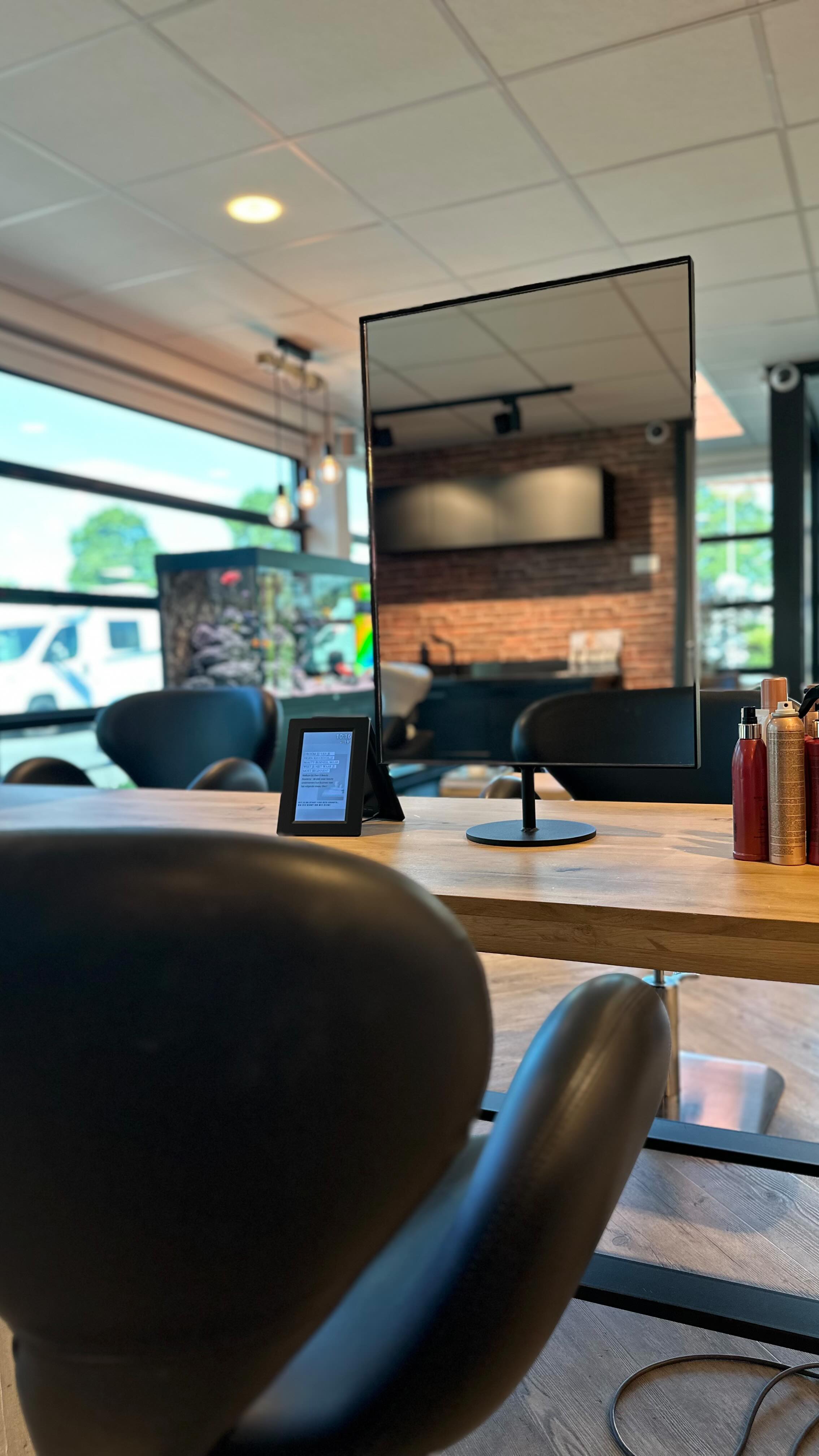 Droom jij ervan om als zelfstandige kapster te starten in een stijlvolle, volledig ingerichte salon met een bestaande klantenstroom?
Bij ons in Rokkeveen (Zoetermeer) huur je nu jouw eigen stoel in een luxe salon, van alle gemakken voorzien.
Van een professionele wasunit en Chi-producten tot een Jura koffiemachine voor jouw klanten – aan alles is gedacht.
De salon beschikt over 4 nette behandelplekken, een aparte hoek voor wimperbehandelingen, een prachtige hal, én een rustgevende sfeer dankzij een groot aquarium.
Je werkt in een representatief pand met zowel een boven- als benedenverdieping, privé personeelsruimte (inclusief oven, airfryer en koelkast), en ruime gratis parkeergelegenheid voor de deur.
Gelegen op slechts 3 minuten van de A12, dus ideaal bereikbaar.
Ben jij klaar om jouw eigen klanten te ontvangen in een professionele omgeving zonder gedoe?
Stuur me een DM voor info of om vrijblijvend te komen kijken!
#stoelverhuur #kapstergezocht #zelfstandigekapster #salonruimtehuur #salonverhuur #zoetermeer #rokkeveen #kapsalonruimte #ondernemeninbeauty #beautyondernemer #eigenbaas #werkvoorjezelf #kappersplek #salonplekhuur #gratisparkeren #chihaarproducten #juralatte #saloninspiratie #saloninterieur #kapperzoetermeer