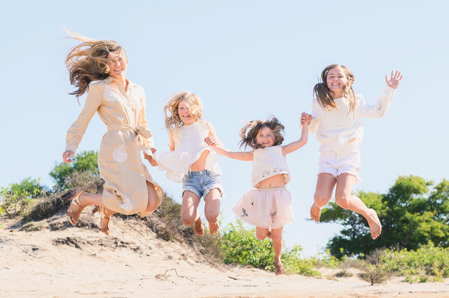 Naar huis met ruim 4000 mooie beelden! De Moederdag minishoots waren weer leuk!
Gisteren gemist? Op vaderdag - 15 juni - kun je ook nog meedoen met de Vaderdag minishoots! Een leuke en toegankelijke fotoshoot van 30 min. op de hei tussen Laren en Hilversum. In een mooie online gallery ontvang je 15 prachtige foto’s, die je allemaal aan de muur zou willen hangen :) Kom met je partner, kind, zwangere buik, hond of kat en we maken er weer een feestje van! Kosten € 175,- incl. Btw. Inschrijven via bericht. Wees er snel bij, want er is een beperkt aantal plekken beschikbaar.
www.daniellebosschaart.com
• #cadeautip #moederdag #vaderdag #minishoot #familieshoot #gooi #gooischehotspots #daniellebosschaartphotography