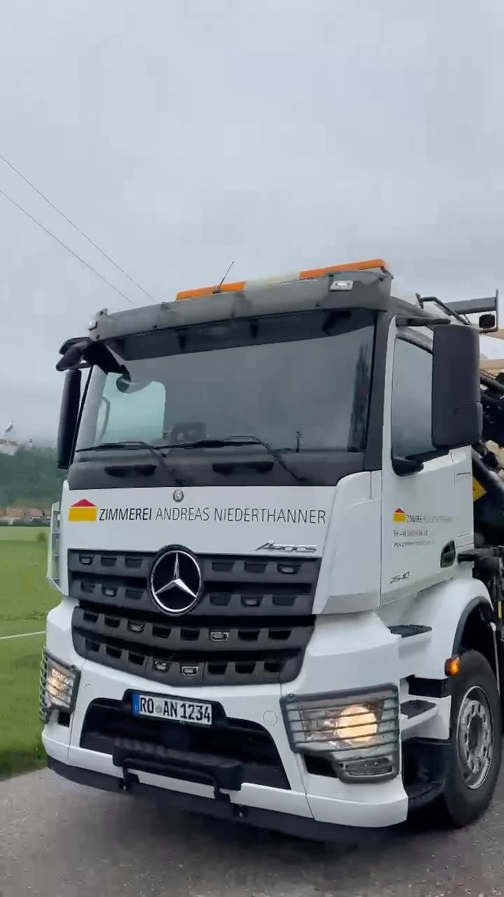 GARTENHAUS ON TOUR🚚
Vorgefertigt in unserer Zimmerei, ab auf den LKW und schon geht’s direkt zum Kunden.
Schön, wenn alles so reibungslos läuft!👏🏽🏗️
#holzbau #zimmererarbeiten #lkwkran #hiabcrane #hiabladekran #unkompliziertschön #nussdorfaminn #brannenburg #rosenheim #inntal #zimmerer_auf_insta #zimmerertreffpunkt #gartenhaus #arbeitenmitholz #vormontage #zimmereihalle #zimmereiniederthanner