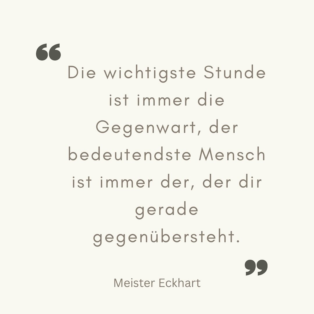 Das Hier und Jetzt ist der einzige Moment, den wir wirklich erleben und beeinflussen können. Die Vergangenheit ist vorbei, die Zukunft ungewiss.
Sei präsent- erlebe- genieße- erlebe bewusst!
📖
Es kamen einmal ein paar Suchende zu einem alten Zenmeister.
„Meister“, fragte einer von ihnen „was tust du, um glücklich und zufrieden zu sein? Ich wäre auch gerne so glücklich wie du.“
Der Alte antwortete mit mildem Lächeln: „Wenn ich liege, dann liege ich. Wenn ich aufstehe, dann stehe ich auf. Wenn ich gehe, dann gehe ich und wenn ich esse, dann esse ich.“
Die Fragenden schauten etwas betreten in die Runde.
Einer platzte heraus: „Bitte, treibe keinen Spott mit uns. Was du sagst, tun wir auch. Wir schlafen, essen und gehen. Aber wir sind nicht glücklich. Was ist also dein Geheimnis?“
Es kam die gleiche Antwort: „Wenn ich liege, dann liege ich. Wenn ich aufstehe, dann stehe ich auf. Wenn ich gehe, dann gehe ich und wenn ich esse, dann esse ich.“
Die Unruhe und den Unmut der Suchenden betrachtend, fügte der Meister nach einer Weile hinzu: „Sicher liegt auch Ihr und Ihr geht auch und Ihr esst. Aber während Ihr liegt, denkt Ihr schon ans aufstehen. Während Ihr aufsteht, überlegt Ihr, wohin Ihr geht und während Ihr geht, fragt Ihr Euch, was Ihr essen werdet. So sind Eure Gedanken ständig woanders und nicht da, wo Ihr gerade seid. In dem Schnittpunkt zwischen Vergangenheit und Zukunft findet das eigentliche Leben statt. Lasst Euch auf diesen nicht messbaren Augenblick ganz ein und Ihr habt die Chance, wirklich glücklich und zufrieden zu sein.“
nach einer zenbuddhistischen Parabel