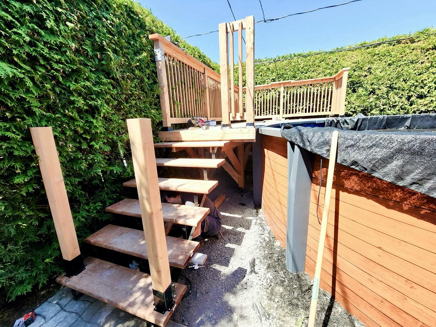 Transformation en cours chez un client!
Nous construisons une terrasse sur mesure avec escalier intégré pour accéder à la piscine, ainsi qu’un coin détente couvert attenant à la maison. Un projet pensé pour maximiser le confort et le plaisir de l’été! #constructionvcm #terrasse #escalier #confort #piscine