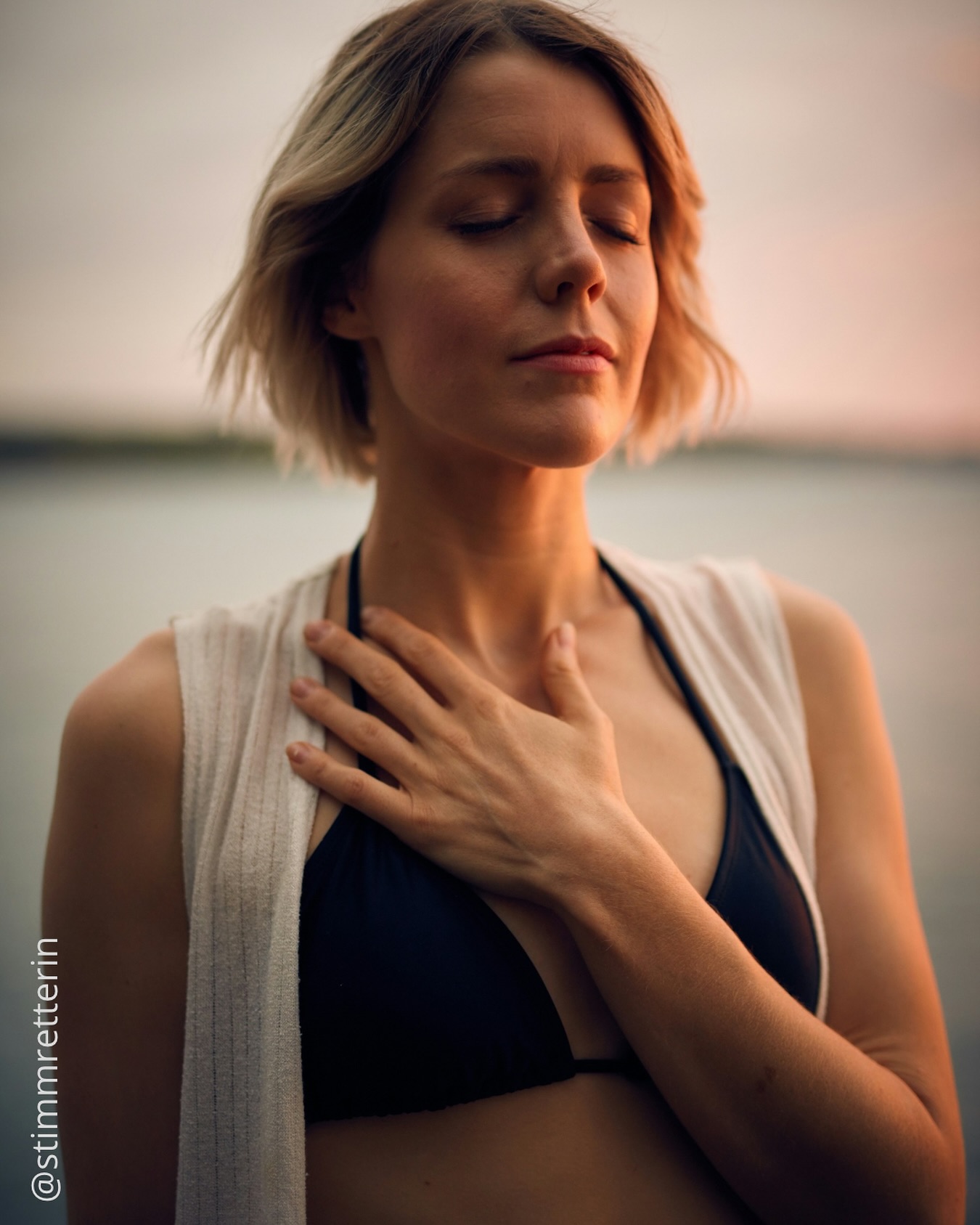 ✨Verständnis des Vagusnerv-Tonus ✨
Wusstest du, dass der Vagusnerv- Tonus die Aktivität des Vagusnervs in unserem autonomen Nervensystem anzeigt? Dieser wichtige Nerv spielt eine entscheidende Rolle dabei, wie unser Körper auf Stress und Entspannung reagiert und führt uns in den Zustand “Ruhe und Verdauung”. 🧘♀️
Ein hoher Vagusnerv- Tonus ist mit reduzierter Angst, einem besseren emotionalen Wohlbefinden und einer gesunden Stimme verbunden. Lasst uns unsere vagale Gesundheit priorisieren für ein glücklicheres, ausgewogeneres Leben! 💖
Willst du mehr darüber wissen? www.stimmretterin.com/blog
#wien #vagusnerv #nervensystem #singen #gesang #stimme #vocalcoachvienna #gesangsunterrichtwien #musik #gesangstherapie #stimmretterin #Körperbewußtsein