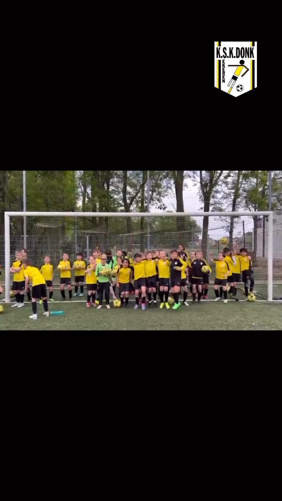 Onze jeugd liet het niet na om afgelopen week hun sterren van het eerste elftal alvast naar de overwinning te juichen.
Want verhalen schrijven doen we nooit alleen, dat doen we samen. Samen winnen of verliezen maar altijd samen.
Zij waren er alvast van overtuigd!
#vankleinsafaan #oneteam #onedream #straffentoebak #kskekerendonk #ekeren #antwerpen #jeugd #seniors #verbinding #alwaysbettertogether❤️