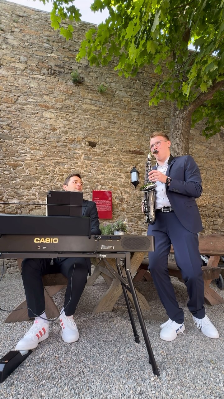 Live-Musik zum Sektempfang – stilvoll, modern und ganz persönlich.
Im Duo mit @daniel_salzmann_ interpretieren wir „Shape of You“ neu – Saxophon & Klavier für den perfekten Start in den Tag.
Live music for your wedding reception – elegant, modern and truly personal.
Together with @daniel_salzmann_ on piano, here’s our take on “Shape of You” – sax & keys setting the mood just right.
#hochzeit2025 #saxophon #hochzeitsmusik #livemusikhochzeit #sektempfang #weddingduo #weddingreceptionmusic #saxophonundklavier #karlsruhehochzeit #ed sheerancover #weddingvibes #musicianlife #weddingreel #weddinginspiration #duolive