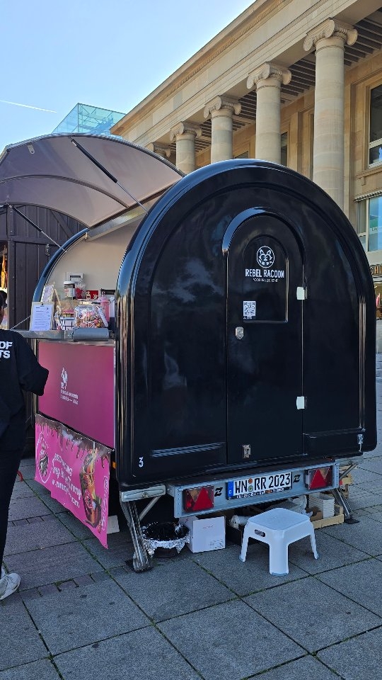 Unser Rebel Racoon Food Trailer in Action!
Gerade mittendrin beim Internationalen Trickfilm Festival Stuttgart – diesmal gemietet von den großartigen Mädels von Yummy Berry! @yummyberry76
Sie machen Erdbeeren zum absoluten Highlight: überzogen mit feiner Dubai-Schokolade, Kokos, Vanille & jeder Menge Fantasie – perfekt passend zum Festival!
Du brauchst auch einen stylischen Trailer für dein Food-Konzept oder Event?
Miete den Rebel Racoon Food Trailer – auffällig, flexibel, ready to roll!
#RebelRacoonTrailer #YummyBerry #ITFS2025 #StreetFoodVibes #FoodtruckMieten #ErdbeerLiebe #EventHighlight #StuttgartFood #Stuttgart #essen #essenmachtglücklich #foodporn #erdbeeren #stuttgarter #trickfilm #movie #coffee #Kino #itfs