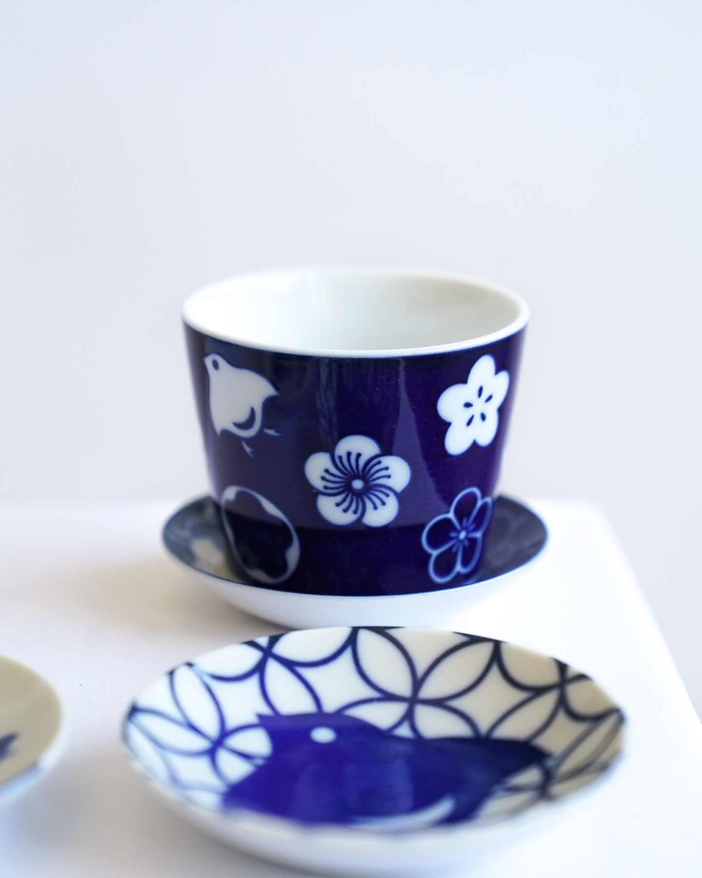 LA VAISSELLE CHIDORI
Vaisselle japonaise bleue chidori
La petite histoire :
Chidori 千⿃, littéralement, c’est 1000 oiseaux, en français le pluvier (petit oiseau de la famille des échassiers).
Le Japon compte de nombreuses espèces de ce petit oiseau échassier, qui arrive en groupe à la saison des pluies.
Chidori est un motif très couramment utilisé sur les tissus japonais et en décoration, notamment en céramique.
C’est un symbole de longévité, de courage et de détermination face aux difficultés, grandes ou petites.
Découvrez cette série de vaisselle en céramique Chidori minimaliste et mignonne en boutique 3 rue du 1er Mai à Narbonne.
Photos : @cocosconcept
#maeko #vaisselle #chidori #bleue #narbonne #conceptstore #fleuriste #japon