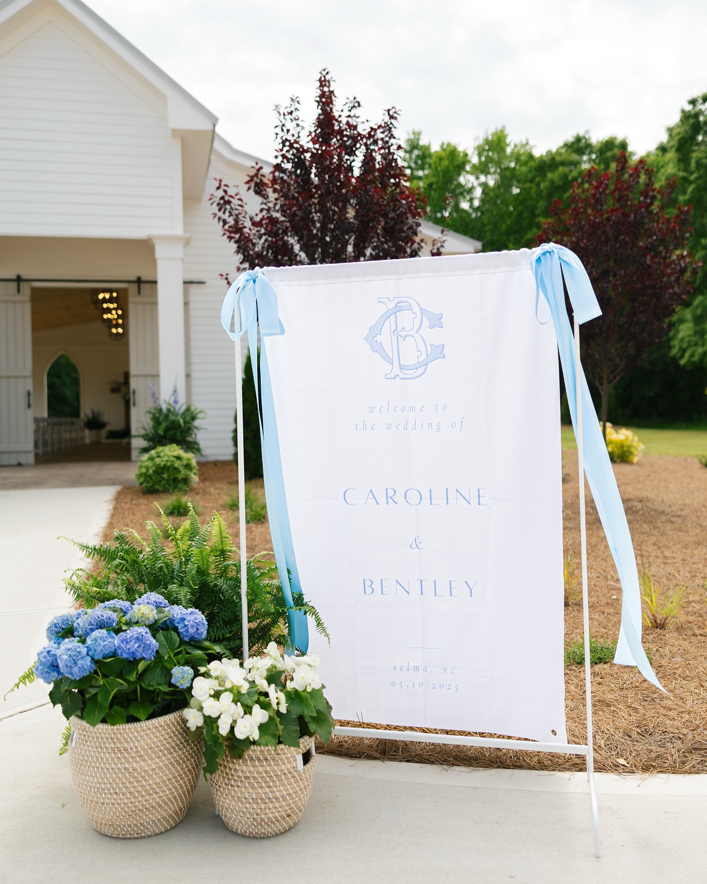 Caroline and Ben 💙
Coordinator @campbell.coevents
Venue @thehartwoodevents
Makeup @anakmoorebeauty
Hair @hairbytoricatherine
Photography @emilyfryphoto
Videography @freehand_films
Florals @theweekenderblooms
Rentals @curatedeventsraleigh
DJ @brockentertainmentnc
Ice Cream @vintagescoopsevents