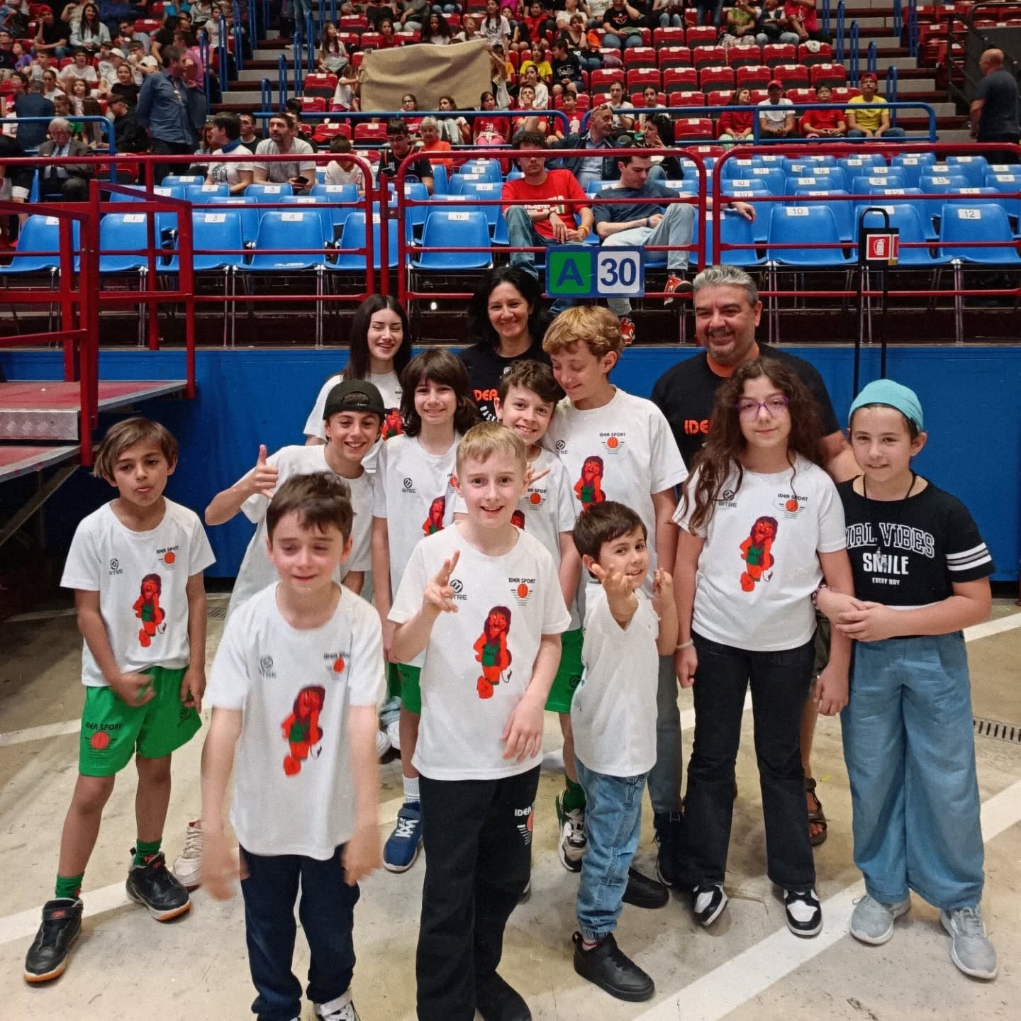 🏆𝐖𝐞𝐥𝐜𝐨𝐦𝐞 𝐆𝐚𝐦𝐞🏆
Le tre società più numerose per la partita Olimpia Milano vs
Scafati del 11 maggio 2025 all'Unipol Forum..c'eravamo anche Noi.
🥉Idea Sport Pallacanestro
Altra super esperienza per i nostri mini e piccoli atleti, che non hanno perso l'occasione di incontrare sul parquet i giocatori Dell Olimpia Milano battendogli il "5"
Altra iniziativa:
🎓🏀 𝐁𝐄𝐒𝐓 𝐒𝐓𝐔𝐃𝐄𝐍𝐓𝐒 & 𝐁𝐄𝐒𝐓 𝐏𝐋𝐀𝐘𝐄𝐑𝐒 🏀🎓
Olimpia Milano ha premiato chi mette impegno, cuore e testa dentro e fuori dal campo, e nella lista uno nei nostri ragazzi è stato selezionato.
• Idea Sport Pallacanestro – Pietro Mariani 🎉
Con un fantastico pomeriggio sul Parquet con i giocatori di Milano con un attestato da parte del Coach: Ettore Messina!
#ArmaniJuniorProgram #insieme #ForzaOlimpia #beststudents #bestplayer #goodgame
#ArmaniJuniorProgram #insieme #ForzaOlimpia