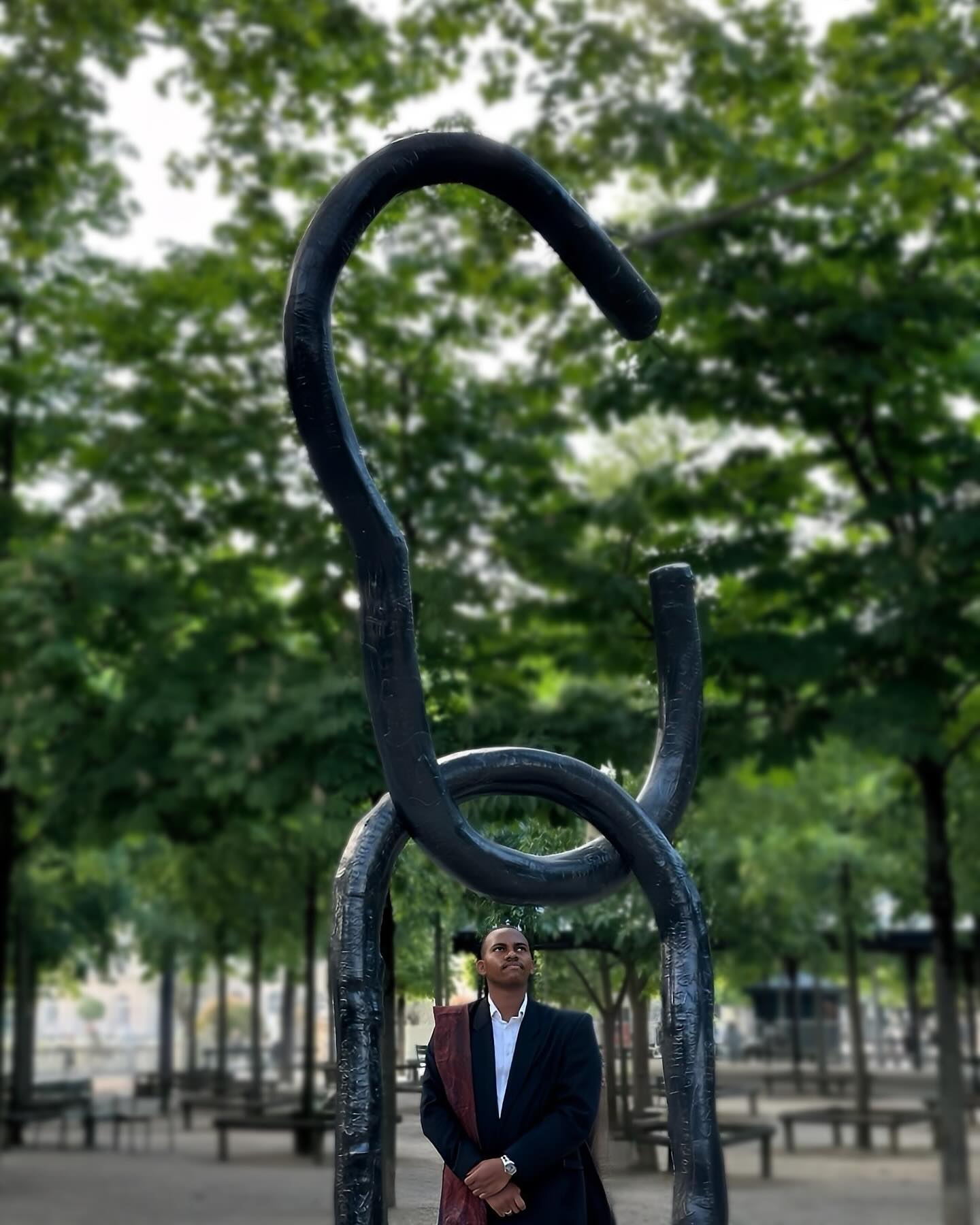 En ce 10 mai, journée nationale de commémoration de la traite négrière, de l’esclavage et de leurs abolitions.
Nous rendons hommage aux millions de vies brisées, déshumanisées, réduites en esclavage.
Nous honorons celles et ceux qui ont #résisté et contribué à faire triompher la #liberté sur la servitude.
Nous rappelons que l’#universalisme ne se décrète pas, il se construit par la #justice et la #reconnaissance.
Le 10 mai, c’est l’exigence de lucidité face aux récits tronqués.
C’est la volonté de #réparer, par la #mémoire, ce que l’histoire a fracturé.
C’est un rappel nécessaire de ce que fut l’inhumanité érigée en système, légitimée par des siècles de silence, de profits et de violences.
Et c’est, enfin, l’affirmation que les principes de #liberté, d’#égalité et de #fraternité doivent continuer à éclairer notre présent comme notre avenir.
🙌🏽🕊️🇫🇷
—
« Le Cri, l’Écrit », sculpture en mémoire de l’esclavage, réalisée par Fabrice Hyber.