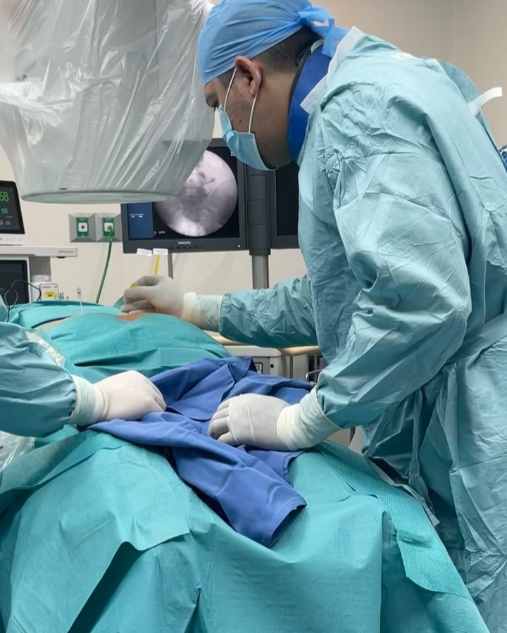 Existen alternativas terapéuticas para los diferentes padecimientos de la columna vertebral, el bloqueo lumbar es una opción terapéutica rápida, cómoda y segura para tratar hernias discales que causan dolor ciático así como el dolor facetario.