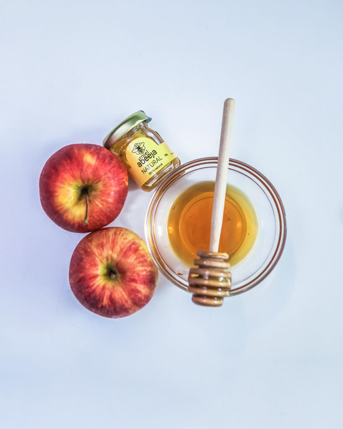 Miel y manzanas, un snack saludable y delicioso, perfecto para los dias en donde quieres algo ligero pero dulce.
#abeeja #miel #rawhoney #mielpura #mieldeabejas