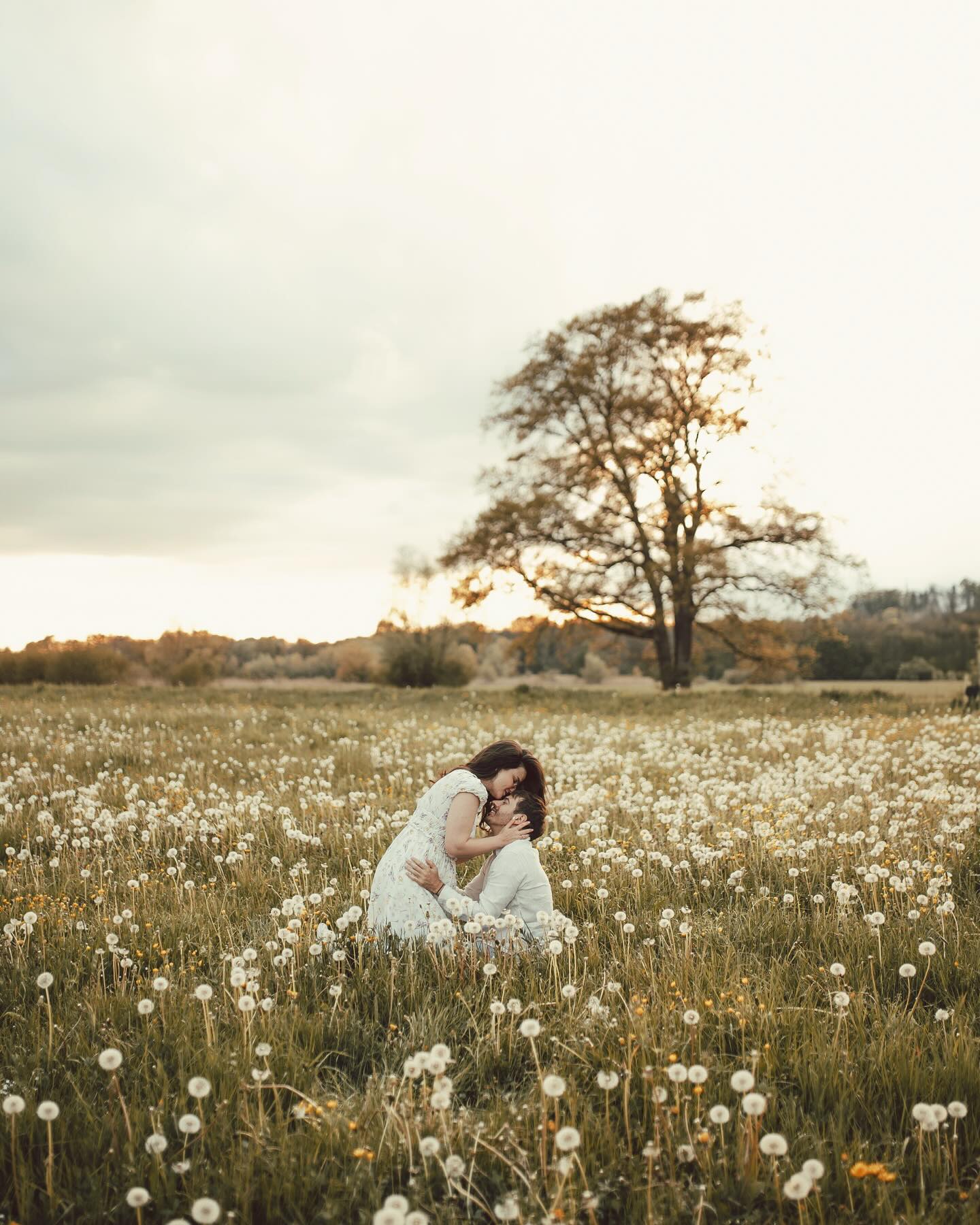 •
Ein wunderschönes Wochenende wünsche ich euch🫶
•
Der Frühling hat wunderbar gestartet und ich durfte diese zwei Turtteltauben ablichten. Ich freu mich riesig auf eure Hochzeit im September 😘
•
#messyhairanddirtyboots #twosecretvows #loveandwildhearts #justalittleloveinspo #muchloving #switzerlandweddingphotographer #radlovestories #authenticlovemag #goldenhour #elopmentlove #wildandgypyhearts #oarsandbeanies #emotionsurfers #swissphoto #greenweddingshoes #wildelopments #loveanddevotion #forthewildlyinlove #love #travelandweddingmagazine #midwestlovestories #wildlyinlove