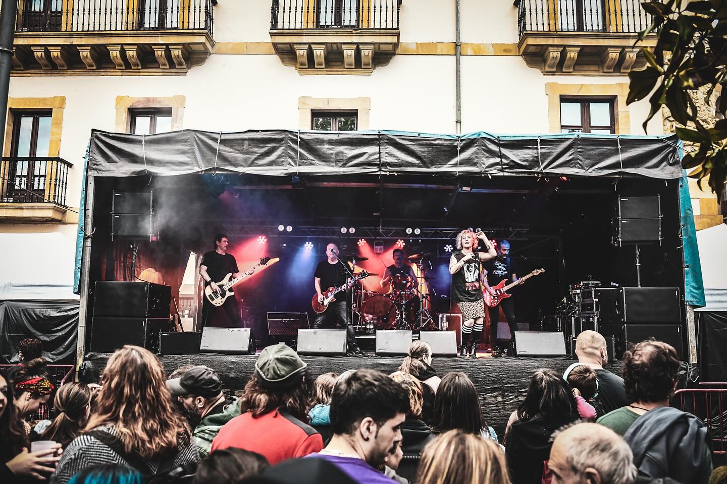 MILA ESKER ERMUA eta VERTIGO ROCK! 🔥🔥🔥
Itzel atzo Ermuan ospatzen den Vertigo Rock-en! Giro eta ikuslego aparta!
Eskerrak eman jaialdi hau aurrera ateratzen duen jende guztiari, hain era xumean egiten duzuen lanagatik. Baita gure kontzertura bertaratu zineten guztioi ere! Gora zuek!
¡Impresionante ayer en el Vertigo Rock que se celebra en Ermua! ¡Gran ambiente y público!
Agradecer a toda la gente que saca adelante este festival de una manera tan humilde. ¡También a todos los que os acercasteis a nuestro concierto! ¡We love you!
Hurrengoak/Siguientes
05/17 Donostia @ @dabadabass
06/06 Bergara @ Plaza (Jaiak)
06/20 Eibar @ Untzaga Plaza (Jaiak)
07/18 TBA (Jaiak)
09/05 Artea @ Plaza (Jaiak)
tickets www.kokein.com
📸 @eideriturriaga