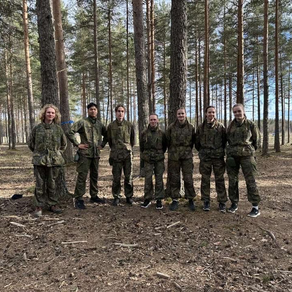 Joukko koulumme yrittäjyyslinjan opiskelijoita vietti viikonlopun Intti tutuksi nuorille -leirillä Huovinrinteellä🧭
Leirin aikana pääsimme harjoittelemaan keskeisimpiä varusmiespalveluksen taitoja ja käytäntöjä. Pääsimme myös viettämään yhden yön kasarmilla tuvassa ja toisen yön metsässä teltassa🏕
Leiri oli kokonaisuudessaan hieno ja mukava kokemus, josta jäi paljon käteen!