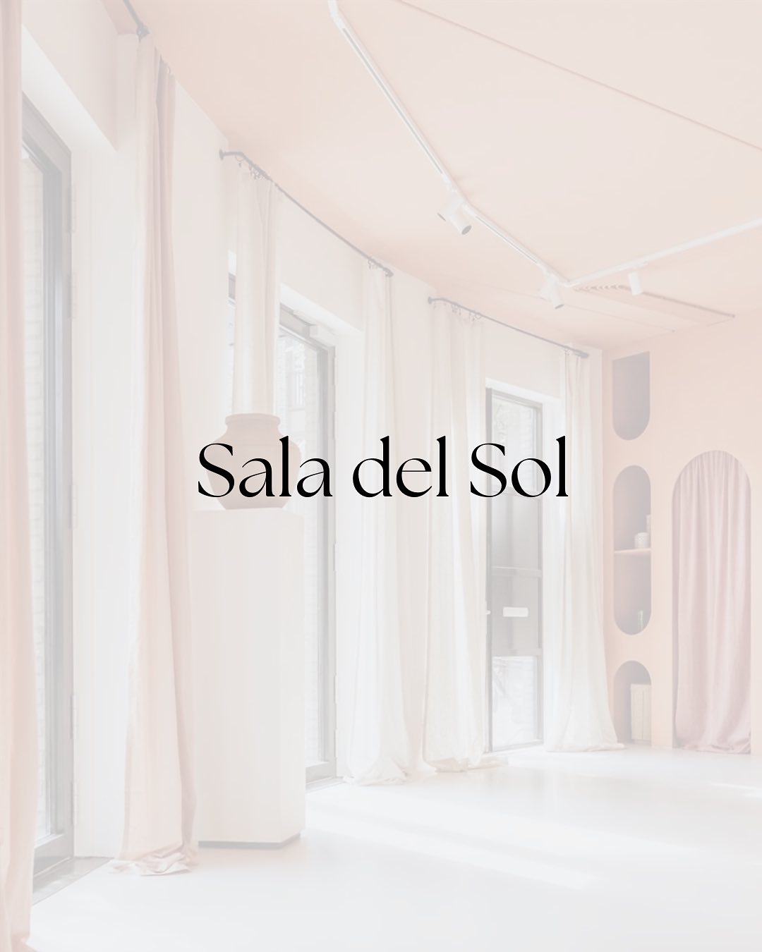 SALA DEL SOL 🌞
Casa Momo heeft twee verdiepingen, elk met een eigen unieke stijl! Tijdens jouw boeking kun je gebruikmaken van beide verdiepingen – double the fun!
Stap binnen en laat je verrassen door het prachtige lichtinval. De begane grond kenmerkt zich door:
* Een hoog plafond van maar liefst 3,30 meter
*Vier grote glazen openslaande deuren
* Een volledige inrichting met bijzondere meubels
* Een verplaatsbare fotowand
En vergeet niet de opvallende stalen trap – dé eyecatcher van de begane grond!
#fotostudio #photostudio #daglichtstudio #daylightstudio #haarlem #fotografie #photography #shootlocatie #shootlocation #photospace #haarlemvenue #amsterdamvenue #rentallocation #verhuurruimte #haarlem