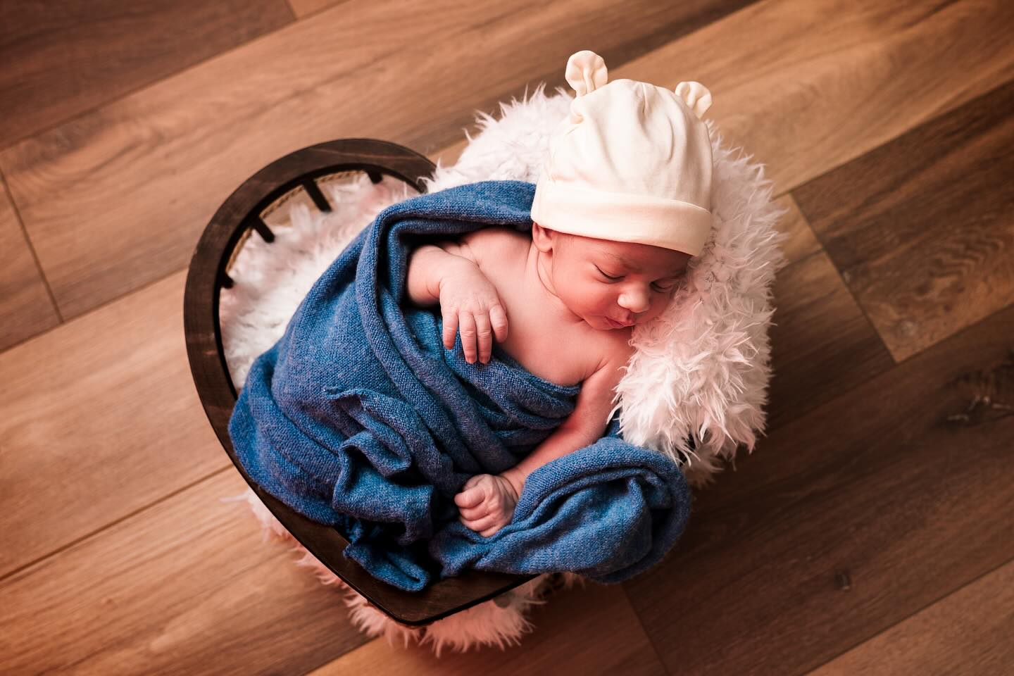 🕊️ Bienvenue au monde, petit trésor.
Chaque nouveau-né apporte avec lui un souffle de magie, une lumière douce et pure que rien ne peut égaler.
Ces tout premiers jours, ces petits doigts, ce regard encore neuf sur le monde…
Ce sont des instants qui passent si vite, mais que la photo permet de garder pour toujours, à portée de cœur.
Photographier un bébé, c’est capturer l’essentiel : l’amour, la tendresse, le début d’une histoire.
Merci aux parents qui me confient ces premiers souvenirs de vie, ces premiers chapitres si précieux.
C’est un honneur que je reçois à chaque séance, avec une immense gratitude. 💫
#photographebébé #naissancephotographie #souvenirsdenfance #photographevaucluse #naissances #photographenouveauné #nouveauné #souvenir