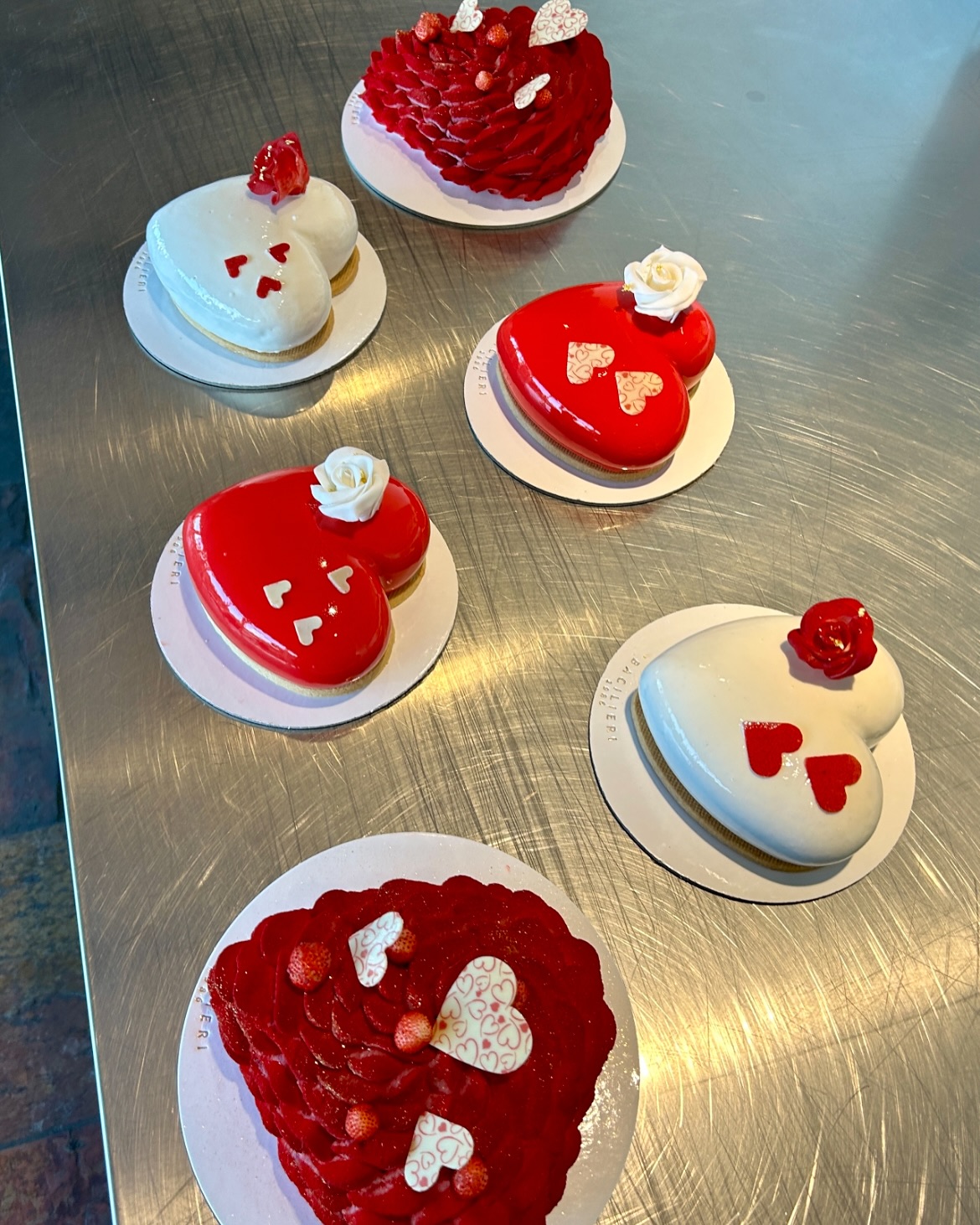 É tutto pronto per la festa della mamma !!
Si meriterebbero tutti i giorni un piccolo pensiero, ma domani cerchiamo di farle sentire tutto il nostro amore ♥️
.
.
.
.
#bacilieri #pasticceriabacilieri #mamma #festadellamamma❤️ #mum #pastry #pastrylove