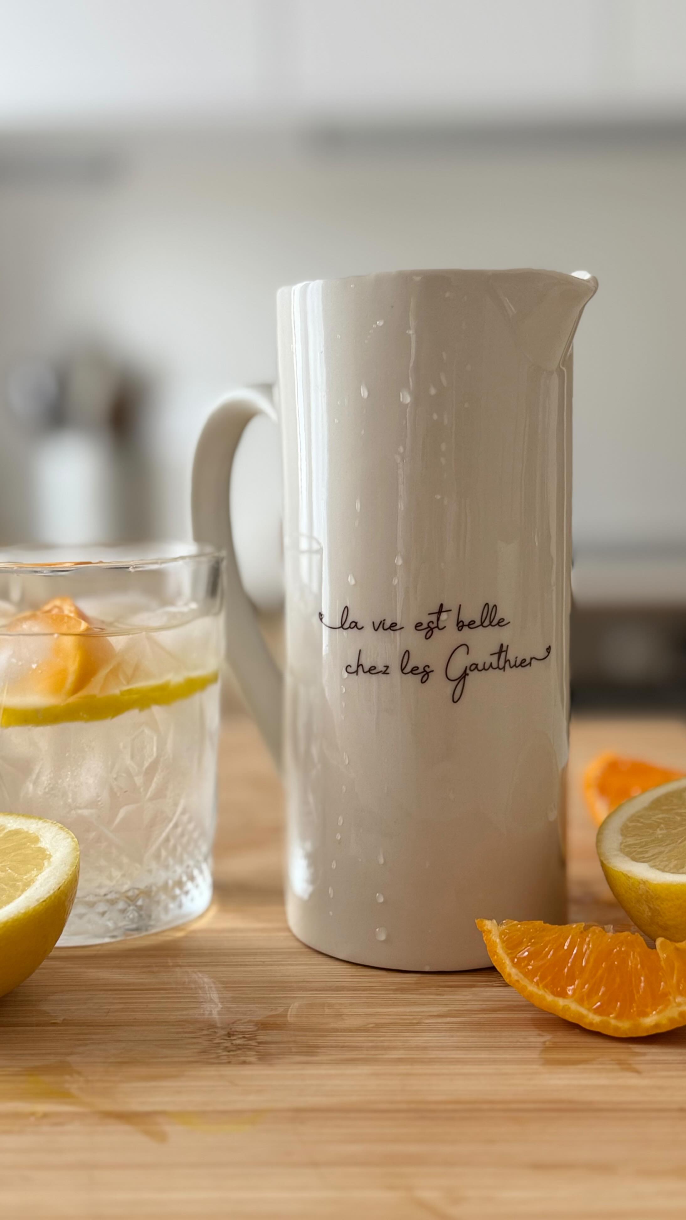 Un vase ? Oui.
Une carafe ? Aussi.
Un pichet d’été ? Carrément.
Stella passe du bouquet à la boisson fraîche en un clin d’œil.
Citron, glaçons, et soleil à volonté 🍋🍊✨
#pichet #carafe #summer #cadeaupersonnalisé #fêtedesmères #LuzetNina
