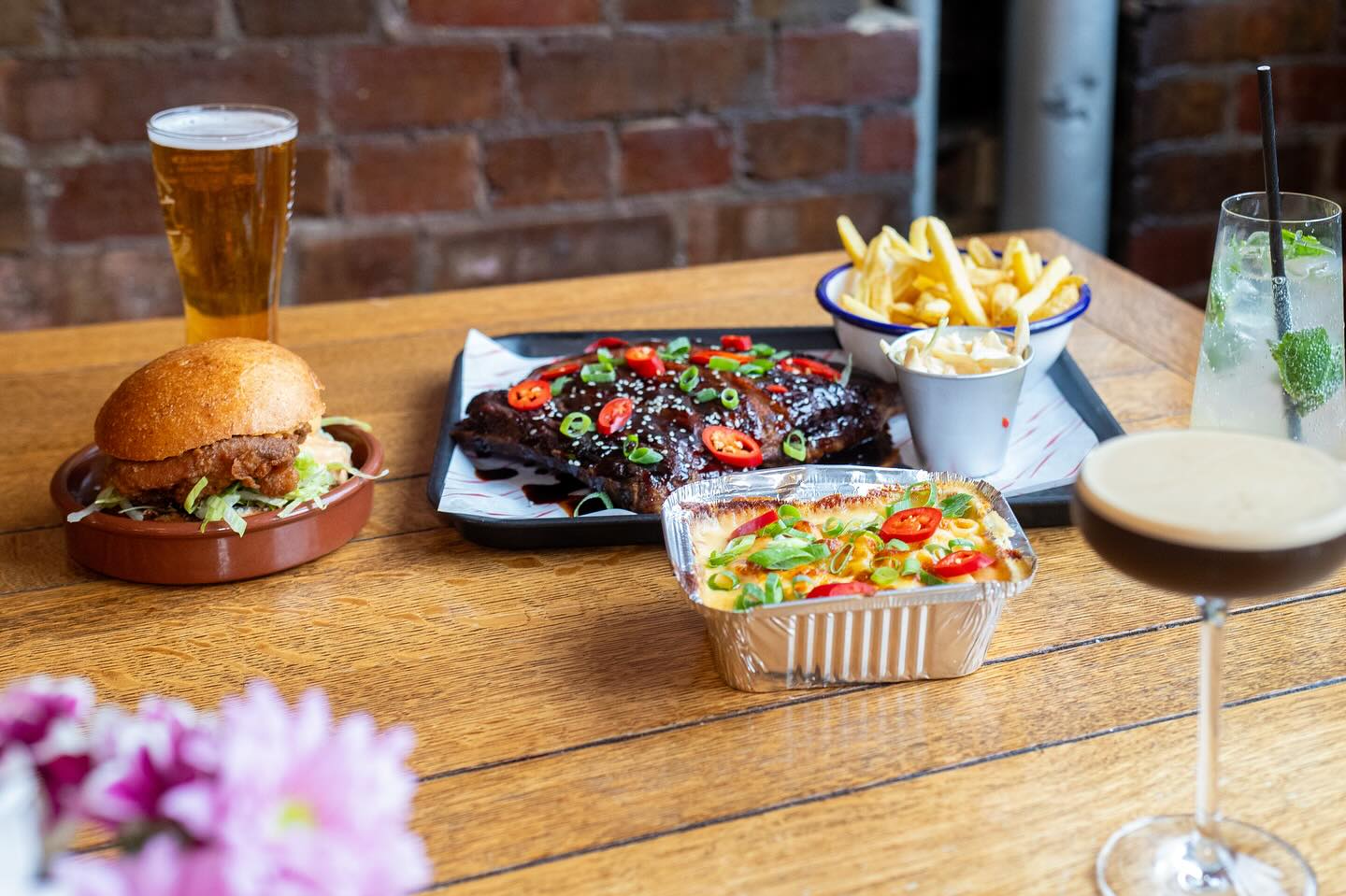 Friday plans?
We’ve got you covered here at The Golden Lion, with good music, drinks, and @rackcityribs serving up their delicious BBQ, you couldn’t ask for a better start to your weekend 🍻
#pub #food #londonpub #camden