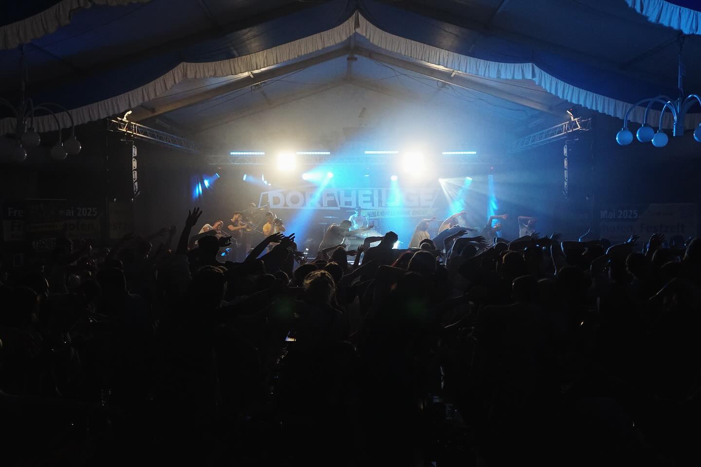 🔥💥Here we go - summer season 2025 💥🔥
.
.
Am Freitag durften wir auf dem bombastischen Maifest in Frankenhofen die Bierzeltsaison einläuten! 🥳
Alle Partypeople waren nach der langen festzeltfreien Zeit so richtig ausgehungert und lechzten förmlich nach Halligalli ohne Ende! 🥵🔥🎉😎 Vom ersten bis zum letzten Hit gab es auf den Bierbänken kein Halten mehr! 🍻🎺🥳
Viel ❤️ an Euch und vielen Dank an den @mv_frankenhofen für das spitzen Fest! 👌🏻👏🏻🫶🏻
.
.
.
#dorfheilige #halligalliohneende #bierzelt #maifest #festzelt #saison2025