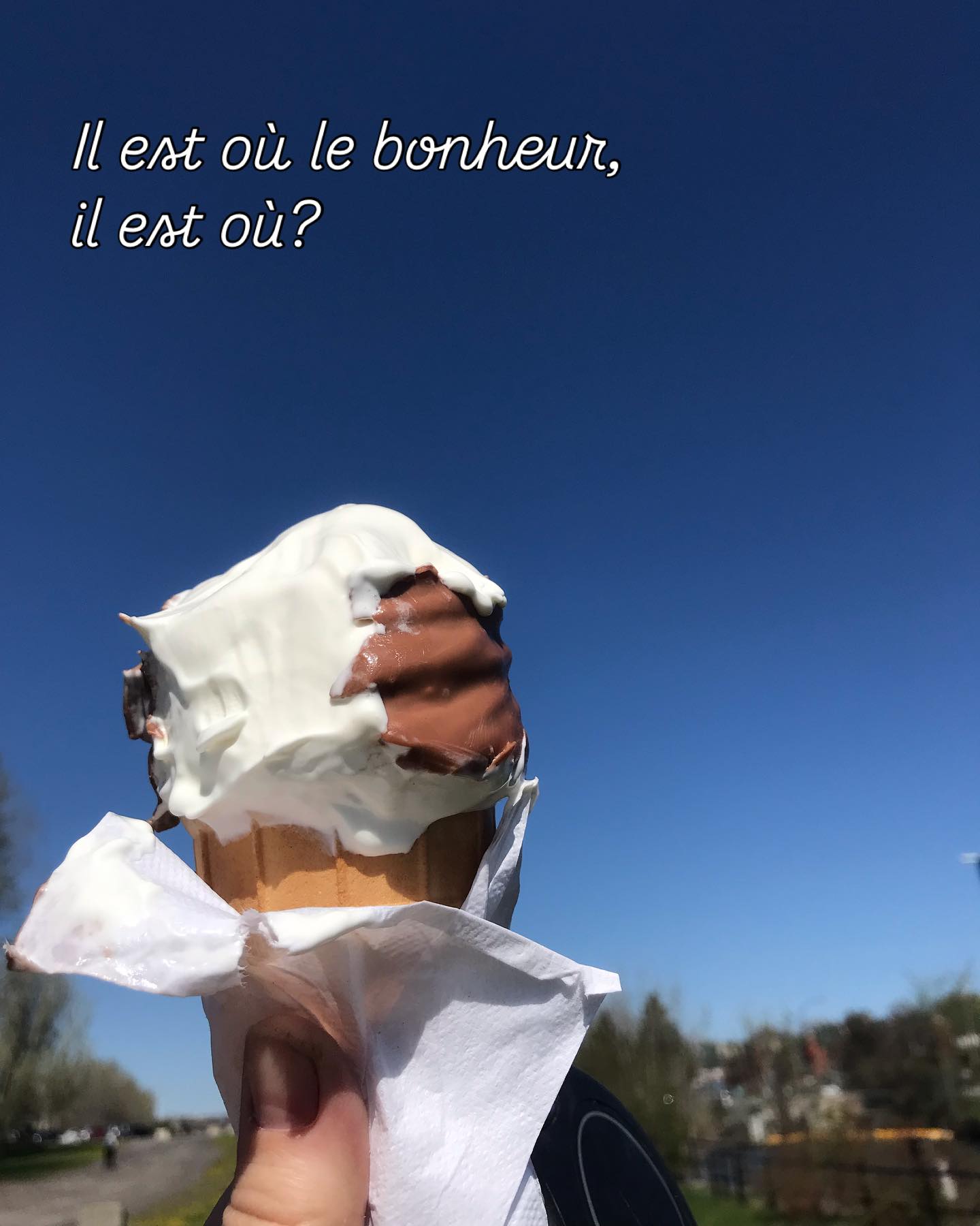 Première journée de congé depuis longtemps... je profite du beau temps, de temps pour moi, une petite marche avec Suki, de mes belles tulipes, de café et de crème glacée! Que demander de plus! Faire le plein de soleil, avant de reprendre la production demain! Bonne fête des mamans!