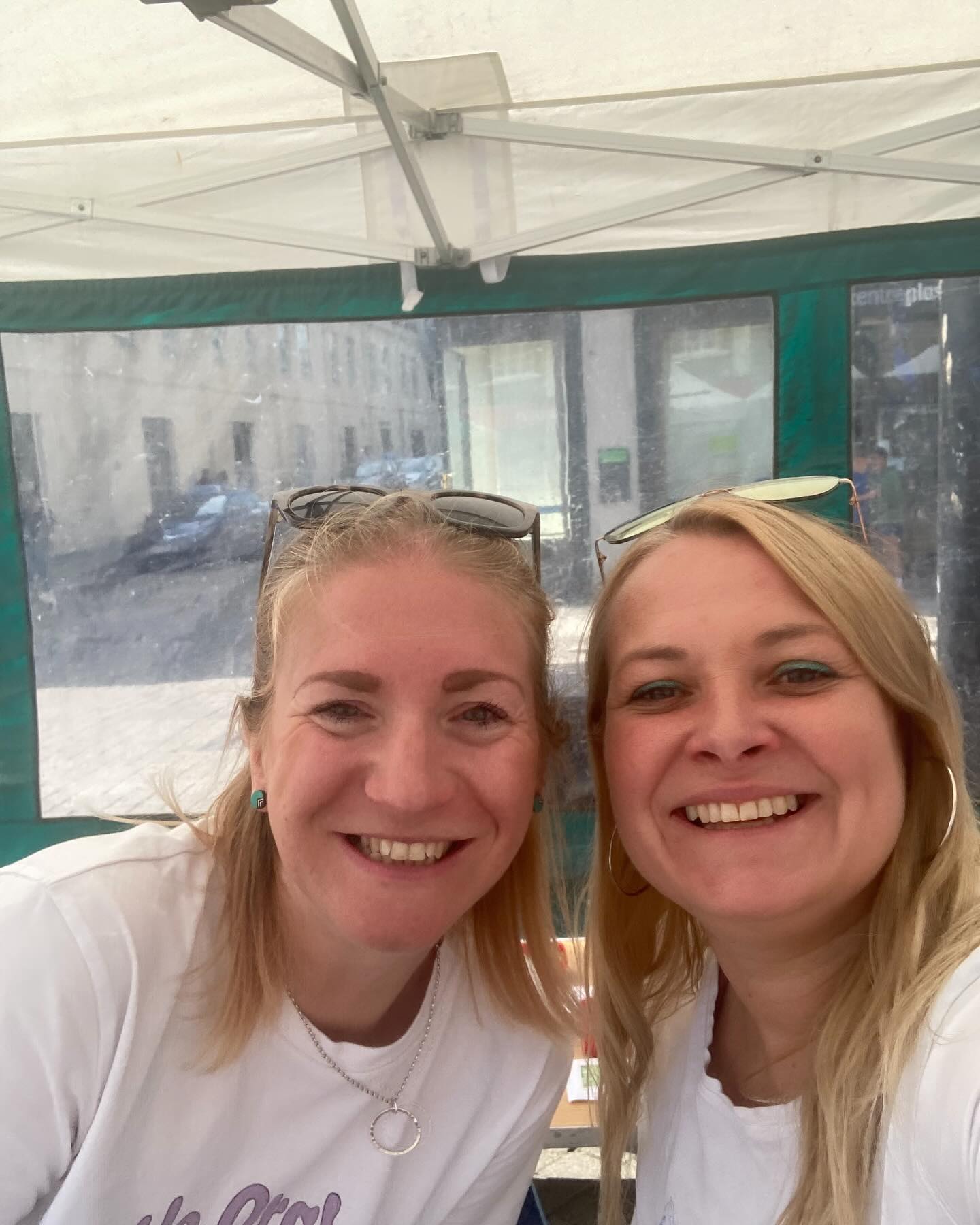 If you’re in Truro, head down to Lemon Quay to make a herbal tea with us! Charlotte @salt_projects_ltd and I are here with @truronourishhub running a free workshop where you can make your own herbal concoction to enjoy yourself or give as a gift.
Come and say hi!! 👋
#herbaltea #truro #truronourishhub #workshop #plants #tea #brew #foraged #flowers #flowerpower #community